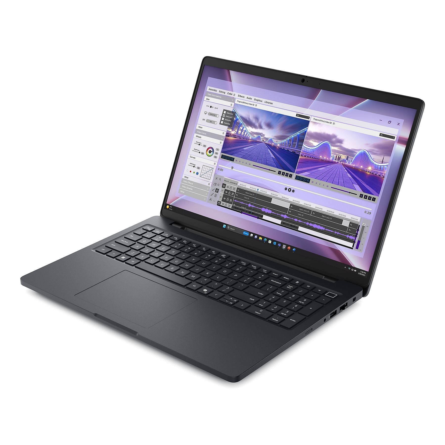 Un laptop scuro che mostra uno schermo di editing video con un ponte illuminato.