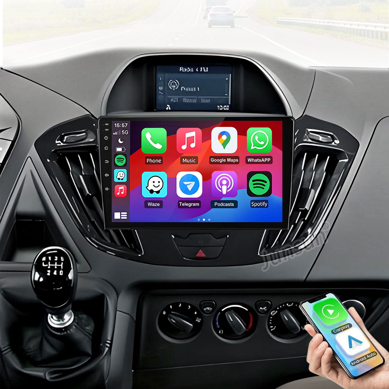 Armaturenbrett eines Autos mit Touchscreen-Display, Gangschaltung und Smartphone.