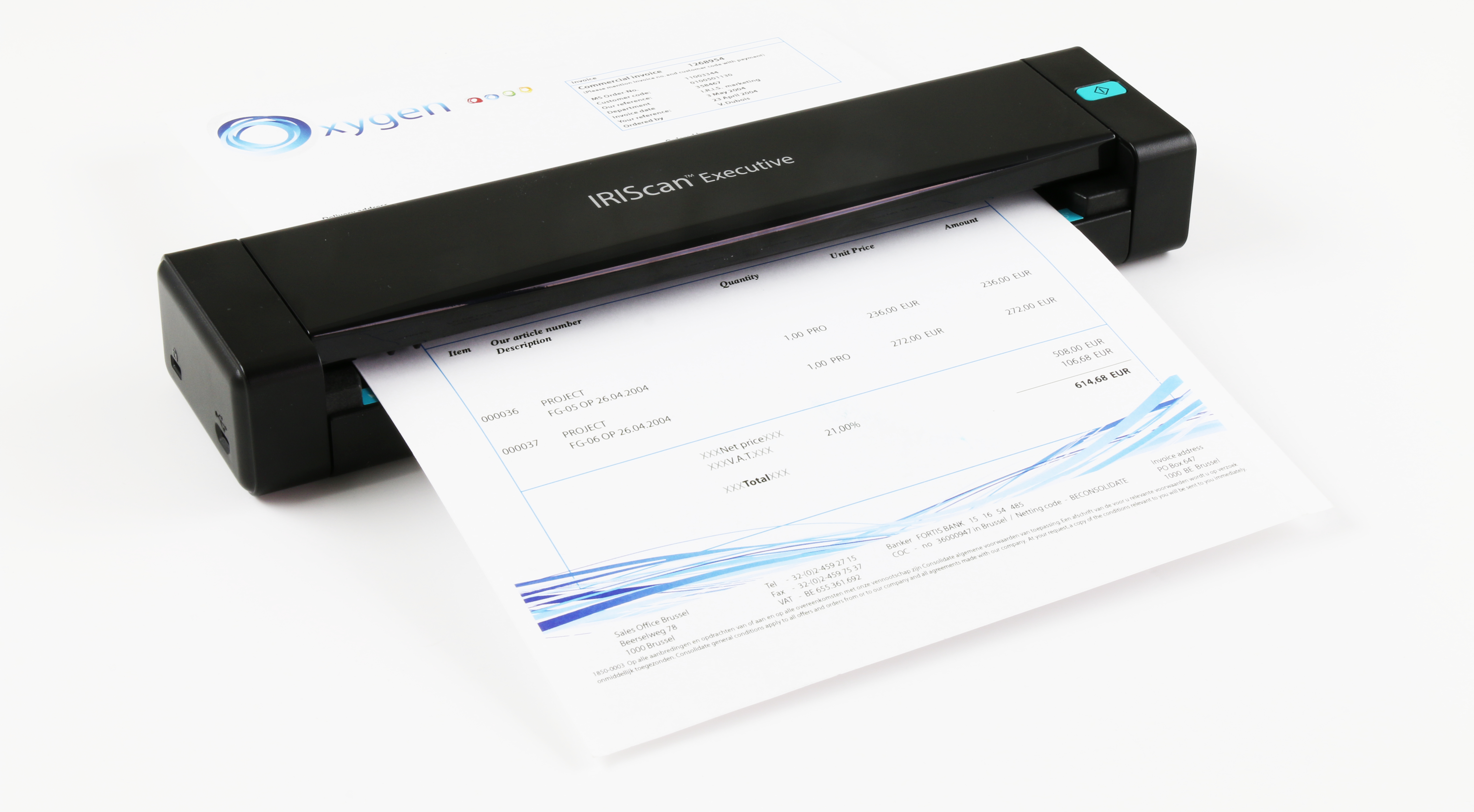 Ein schwarzer Scanner scannt ein Dokument mit einer Rechnung. Der Scanner heißt IRIScan Executive.