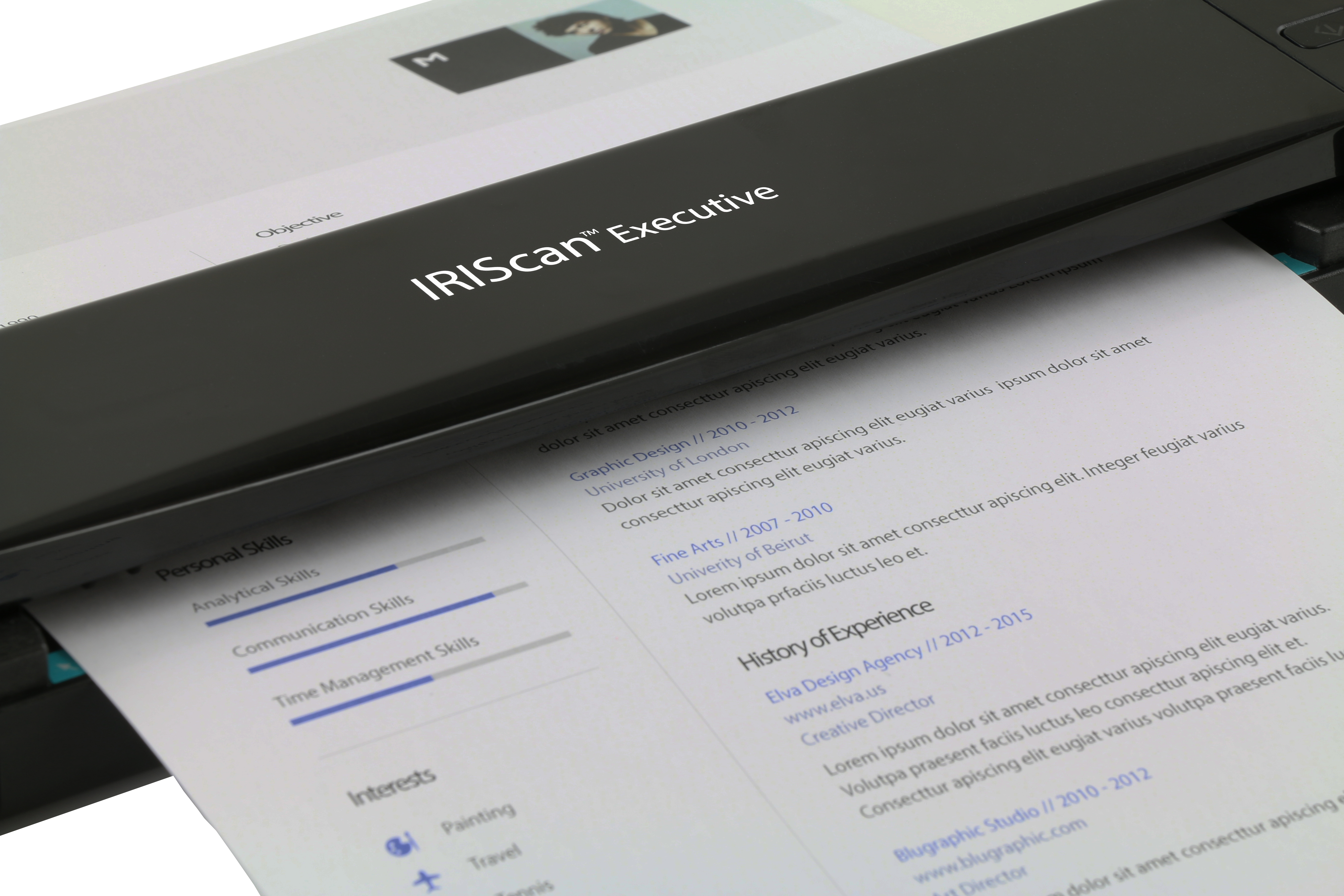 Ein schwarzer Scanner über einem Lebenslauf mit Text und Grafiken.