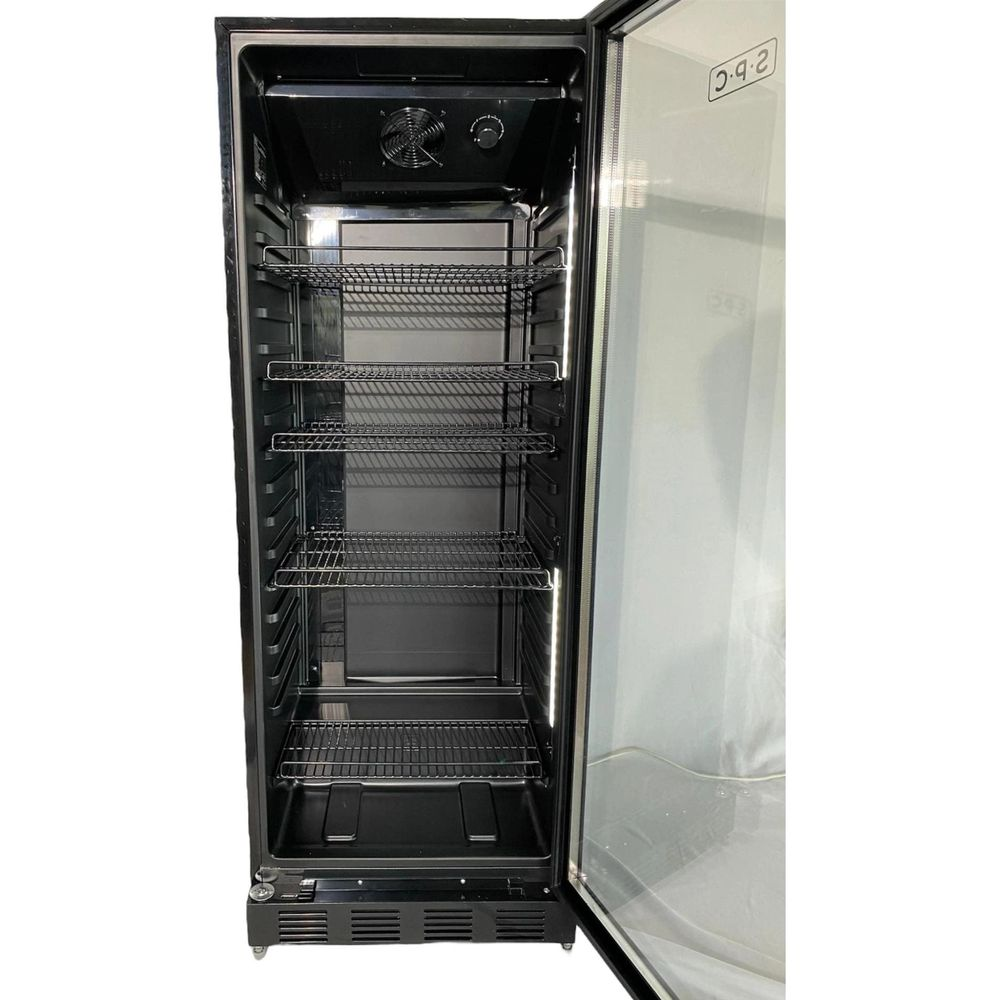 Ein leerer schwarzer Kühlschrank mit Glastür und mehreren Regalen.