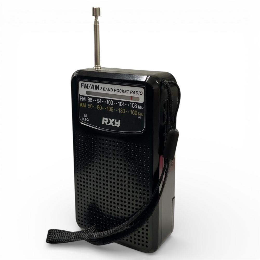 Uzatılmış antenli ve hoparlör ızgaralı siyah FM/AM cep radyosu.