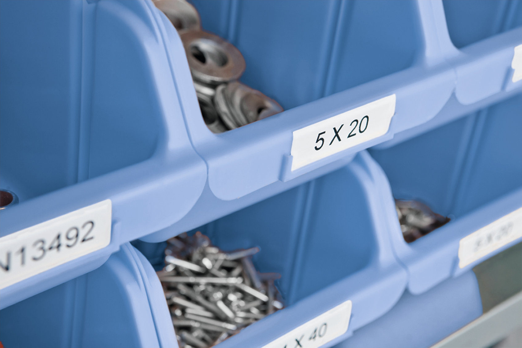 Contenitori blu in plastica con etichette: N13492, 5 X 20 e X 20. Contengono rondelle e viti.