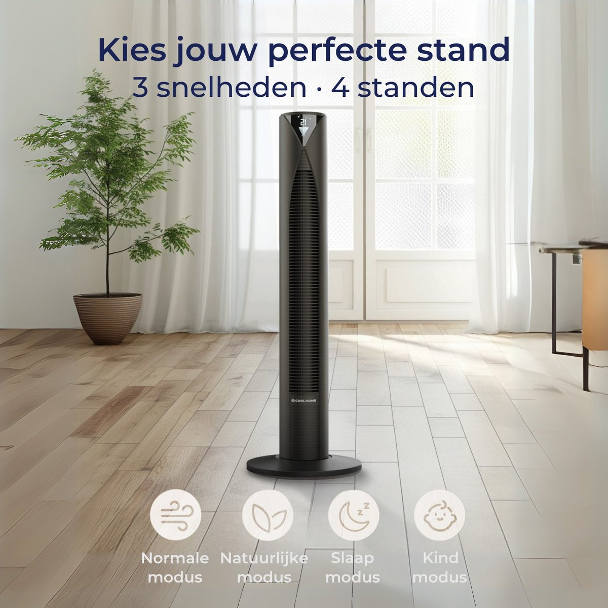 Een zwarte torenventilator staat op een houten vloer, met links een plant en ramen op de achtergrond.