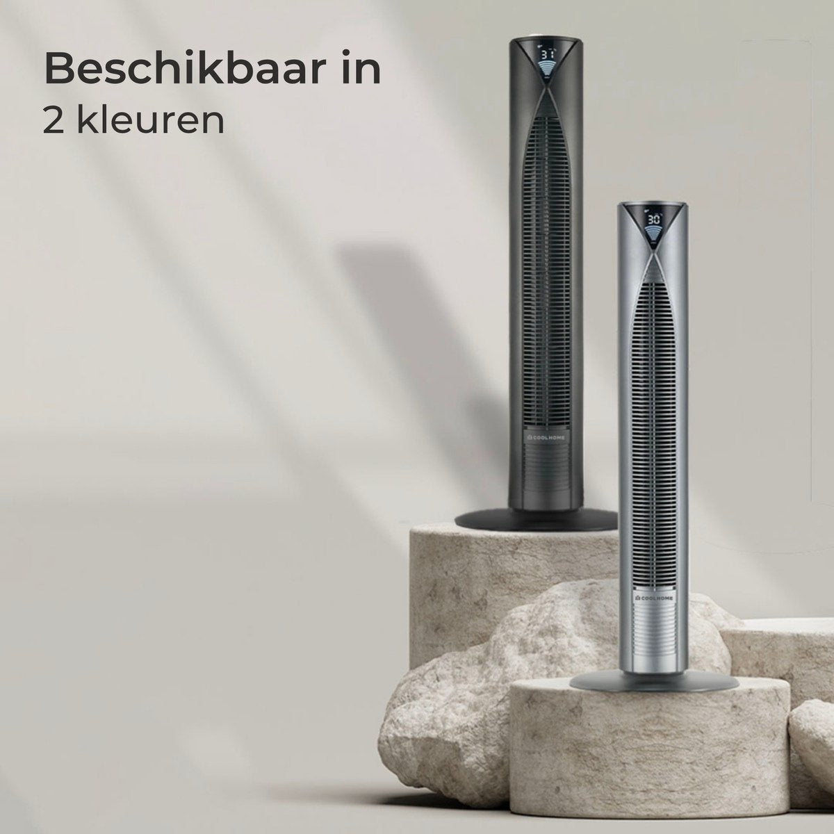 Twee slanke torenventilatoren, één zwart, één zilver, staan op sokkels.