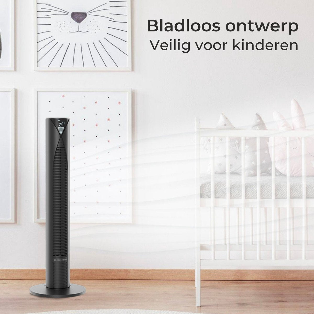Zwarte torenventilator voor een ledikant en schilderijen aan de muur.