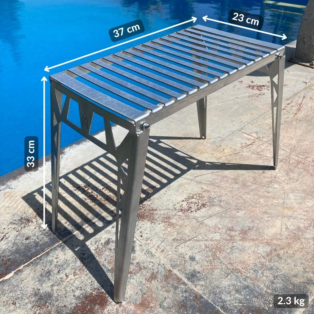 37x23x33cm boyutlarında hafif metal masa, havuz kenarında.