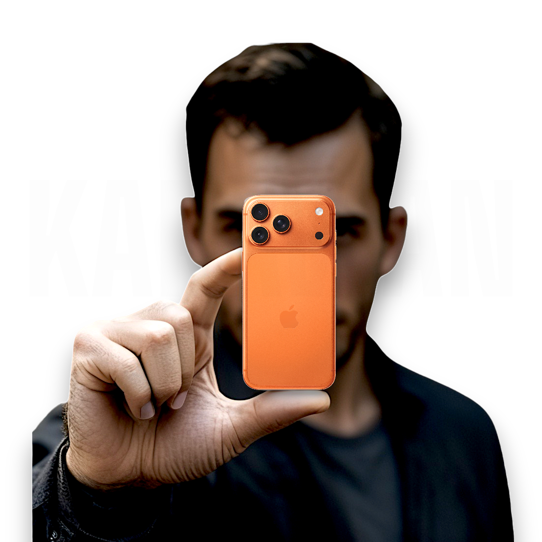 Hombre sostiene un pequeño iPhone naranja con tres cámaras.