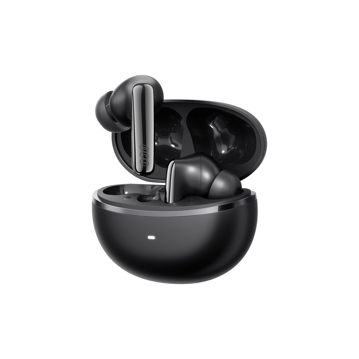 Auricolari wireless neri in un case di ricarica aperto su sfondo bianco.