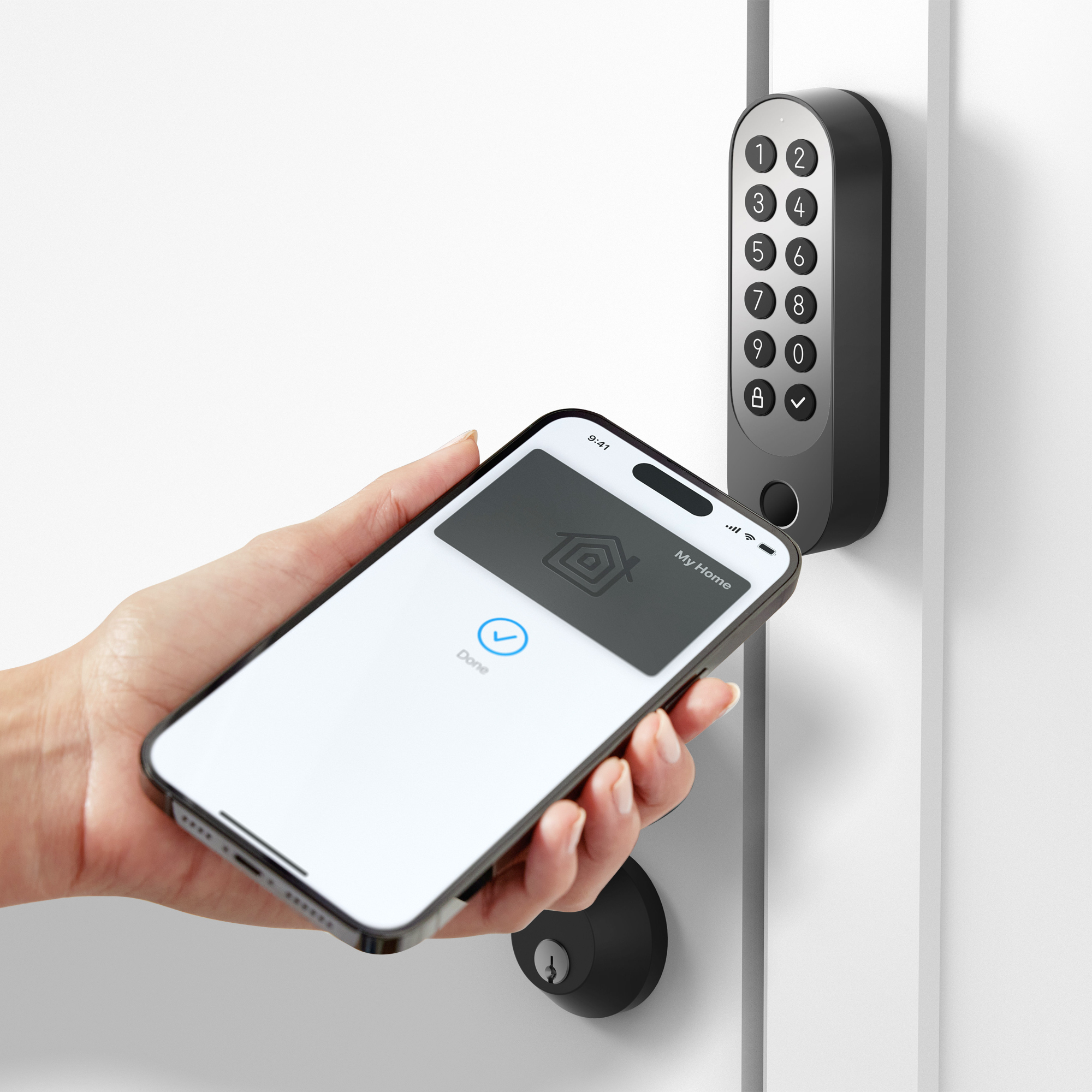 Eine Hand hält ein Smartphone vor ein digitales Türschloss mit Zahlenfeld.