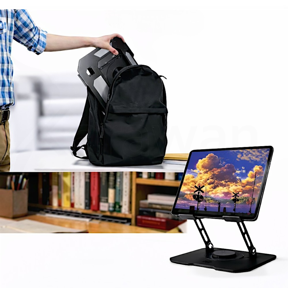 Persona empacando soporte plegable en mochila. Tableta en soporte con pantalla de cielo nublado.