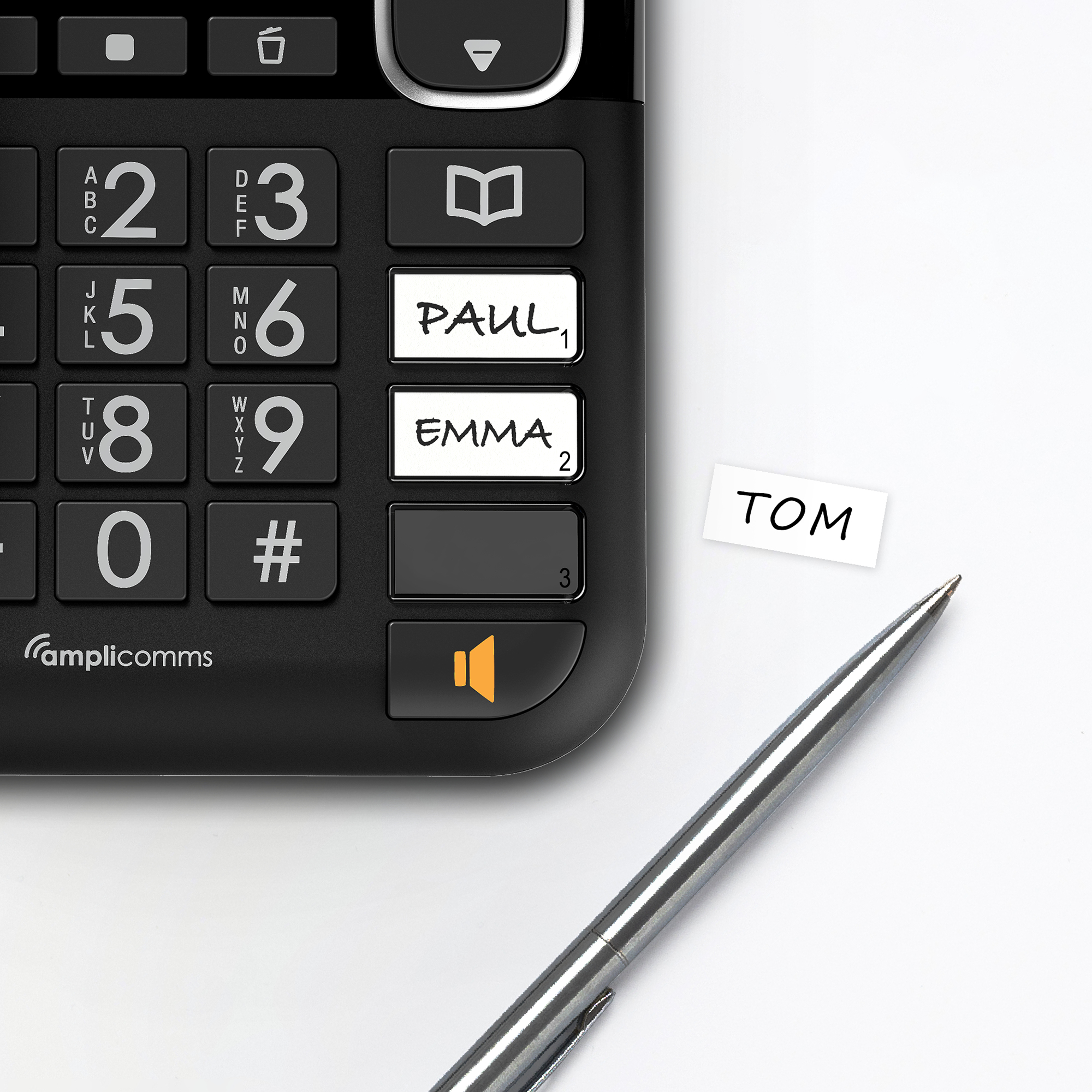 Un téléphone Amplicomms noir avec clavier numérique, noms et un stylo.