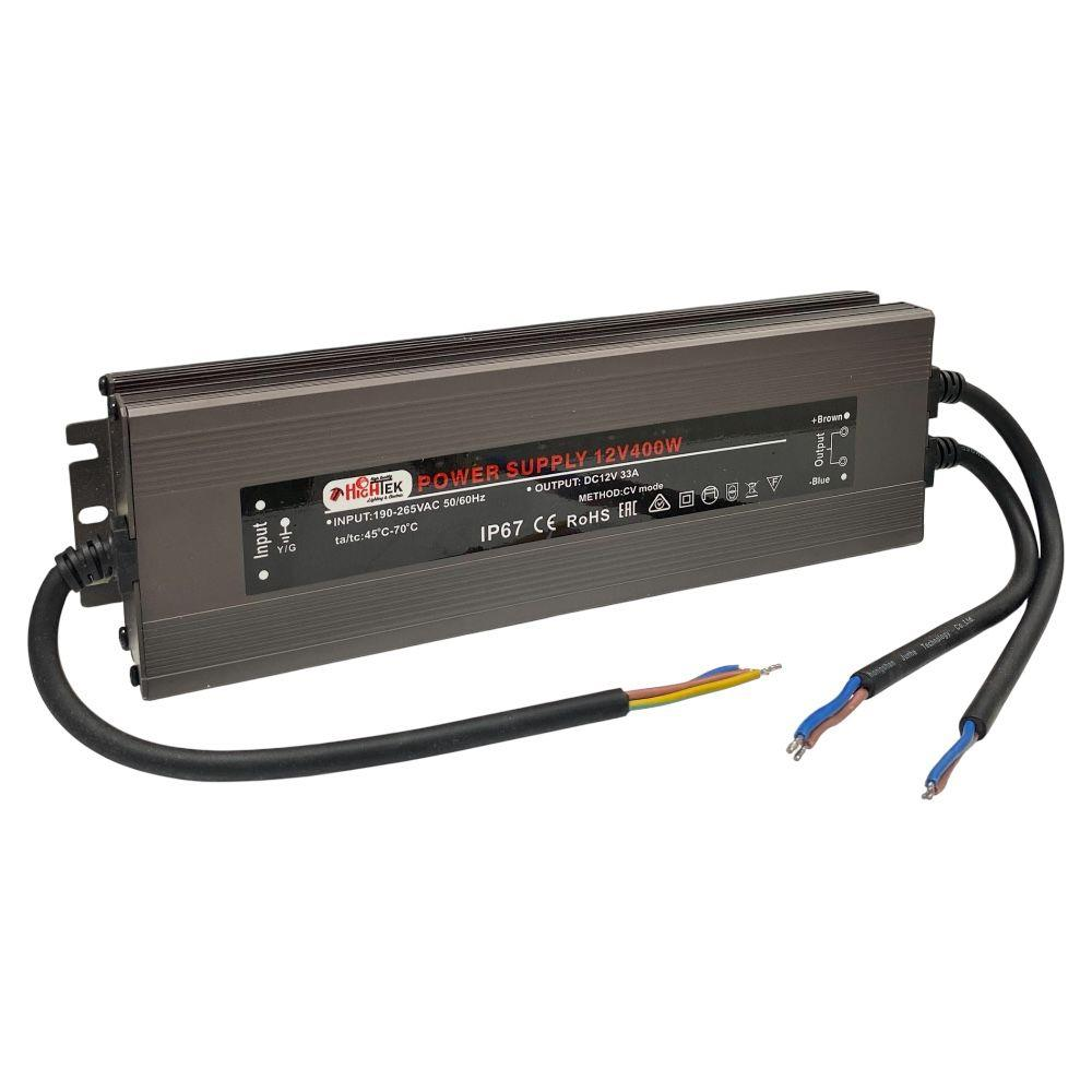 Giriş ve çıkış kablolu gri metal güç kaynağı. Etiketi 12V 400W.