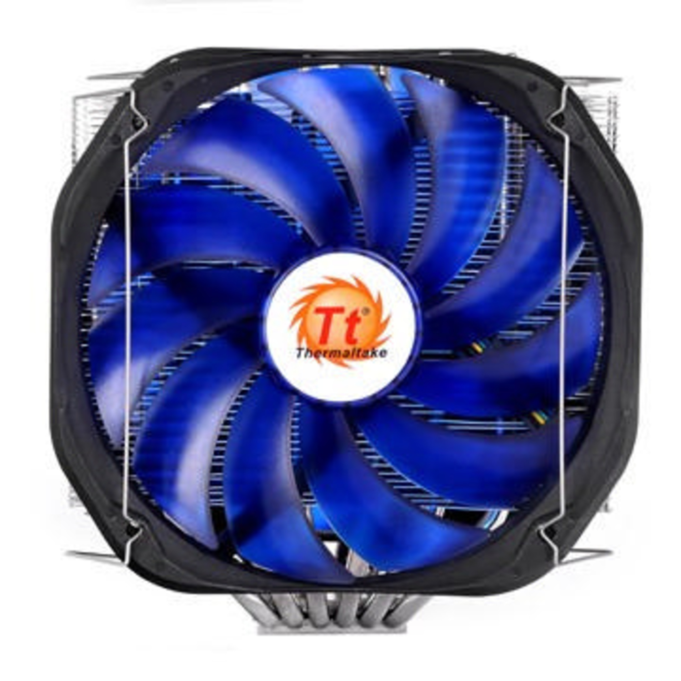 Ortasında Thermaltake logosu bulunan mavi fan. Yakın çekim.