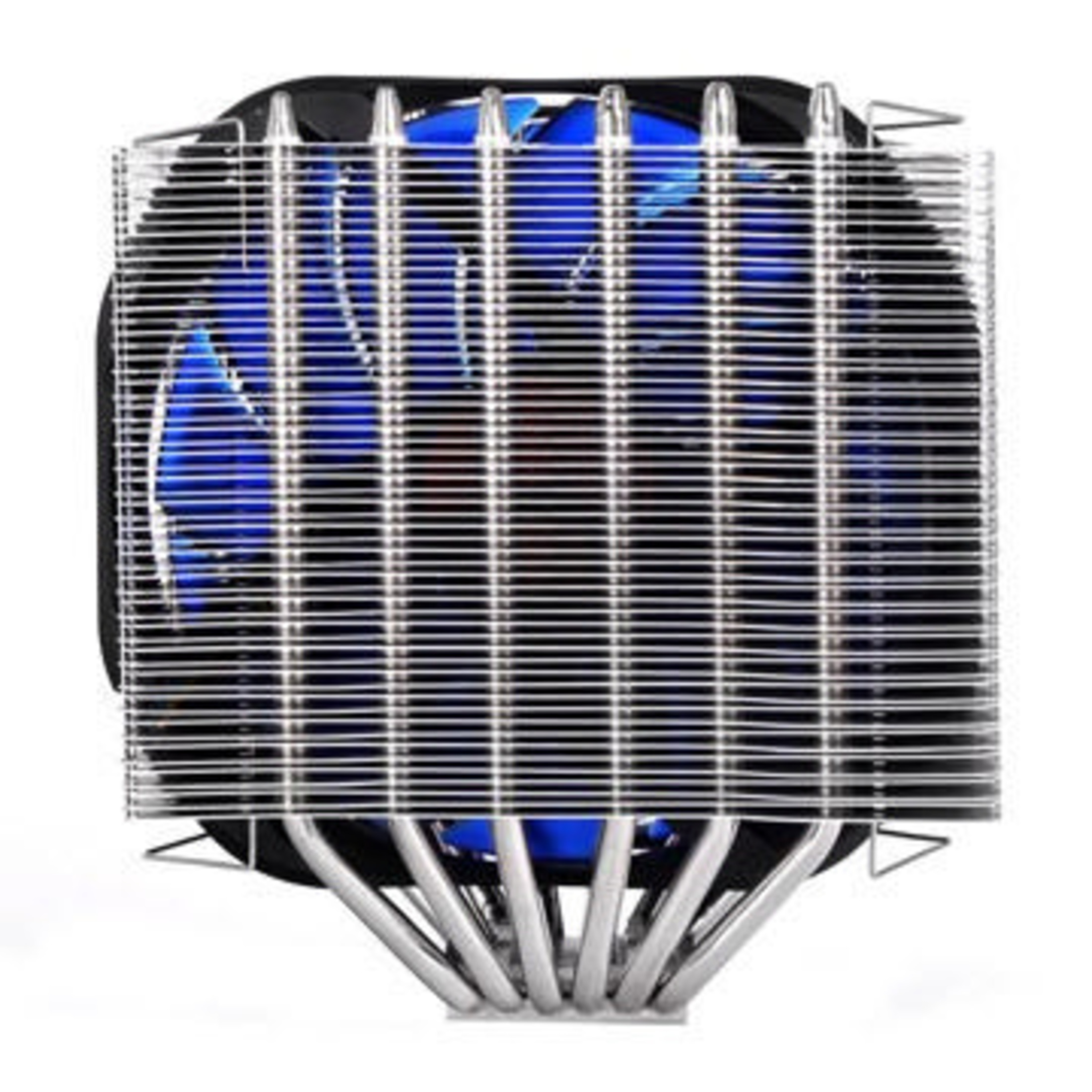 Gümüş kanatlı ve mavi fanlı bir CPU soğutucu.