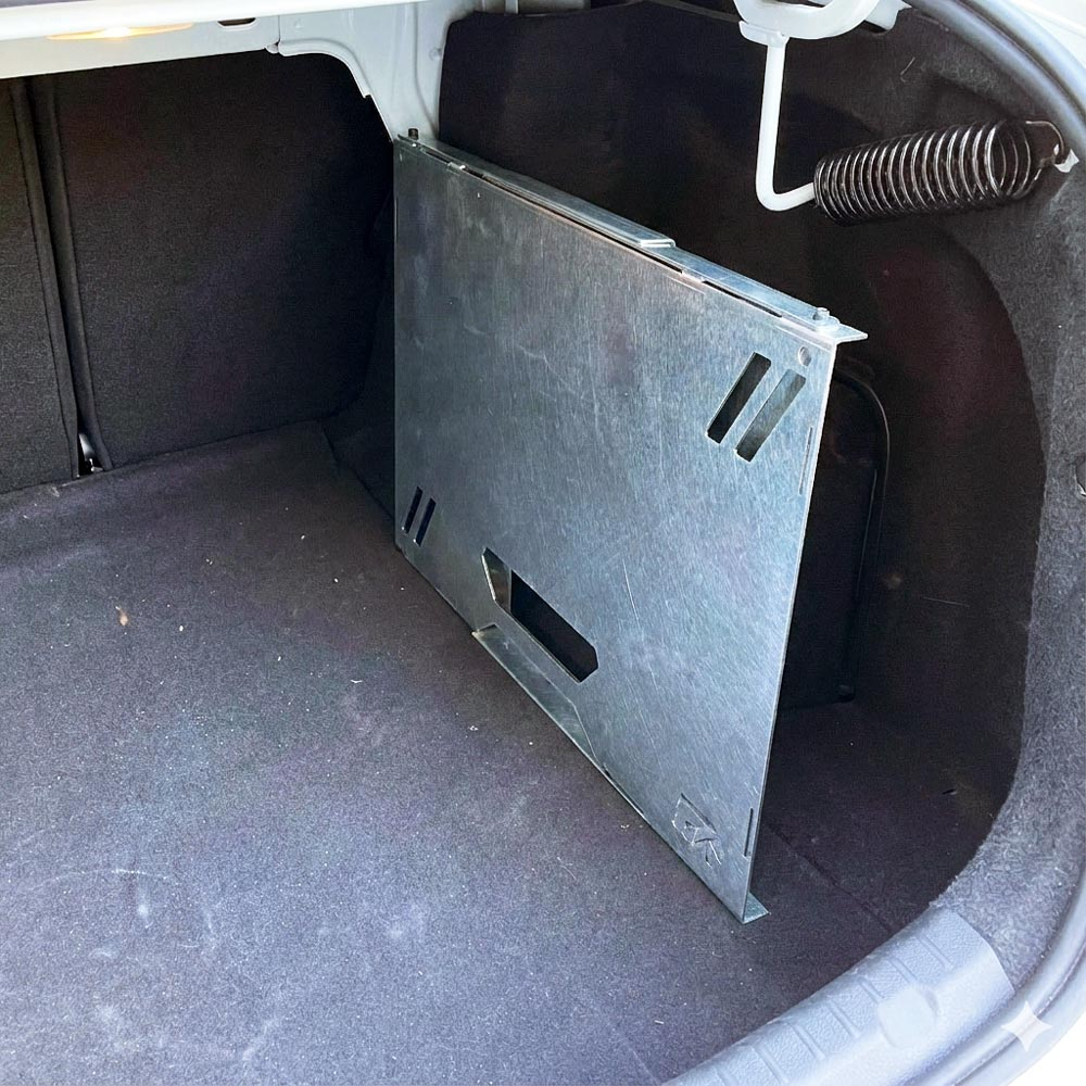 Bir arabanın bagajındaki metal panel, iki bölüme ayırıyor.