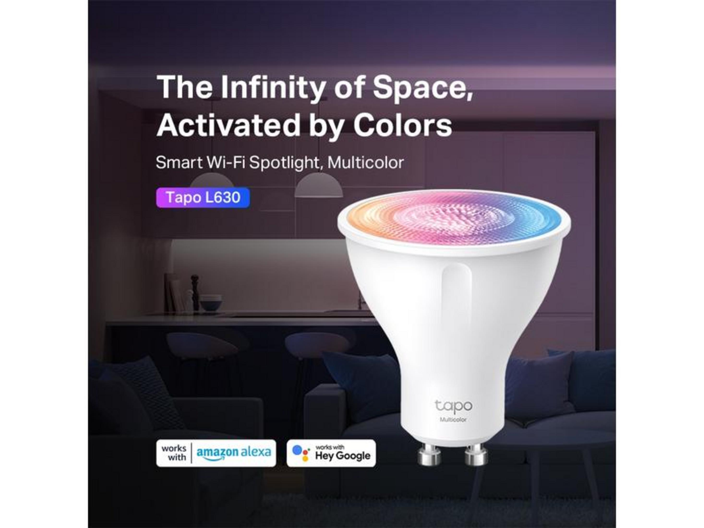 Ein weißer Tapo L630 Multicolour Smart Wi-Fi Spotlight leuchtet.