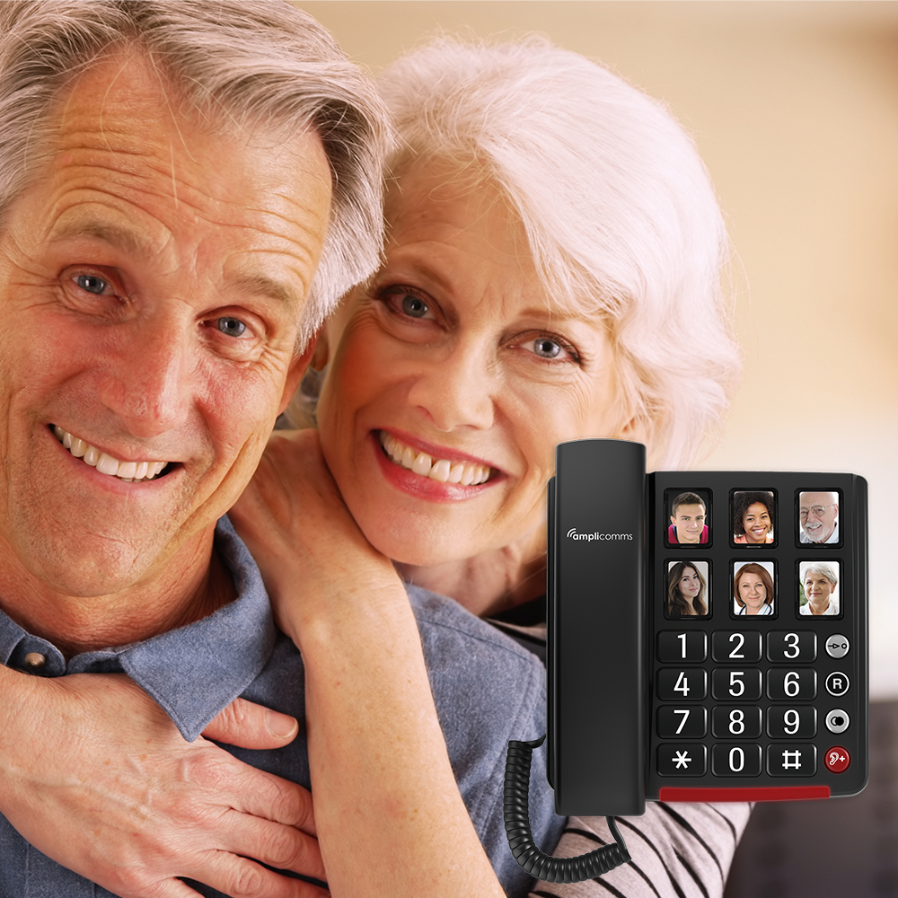 Un couple âgé sourit, une femme étreint un homme par derrière. Un téléphone avec contacts photo est visible.