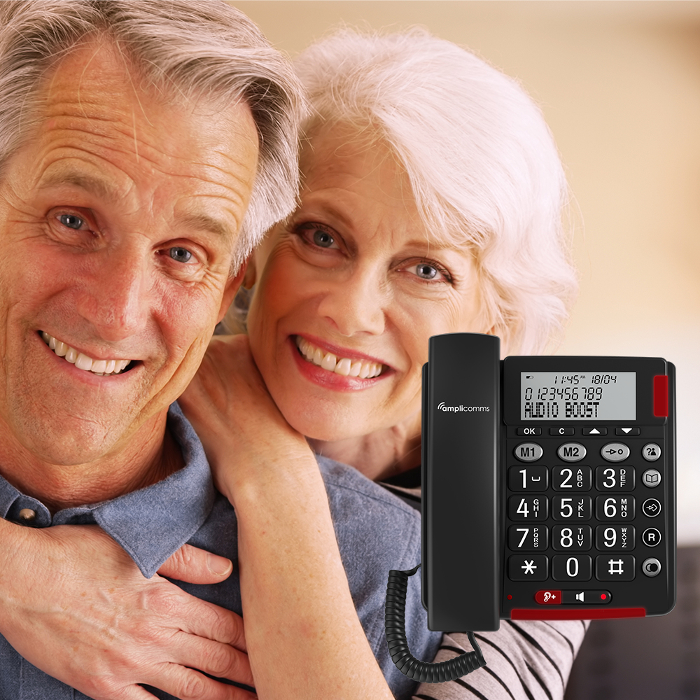Couple âgé s'enlaçant, avec un téléphone à gros boutons et amplification audio.