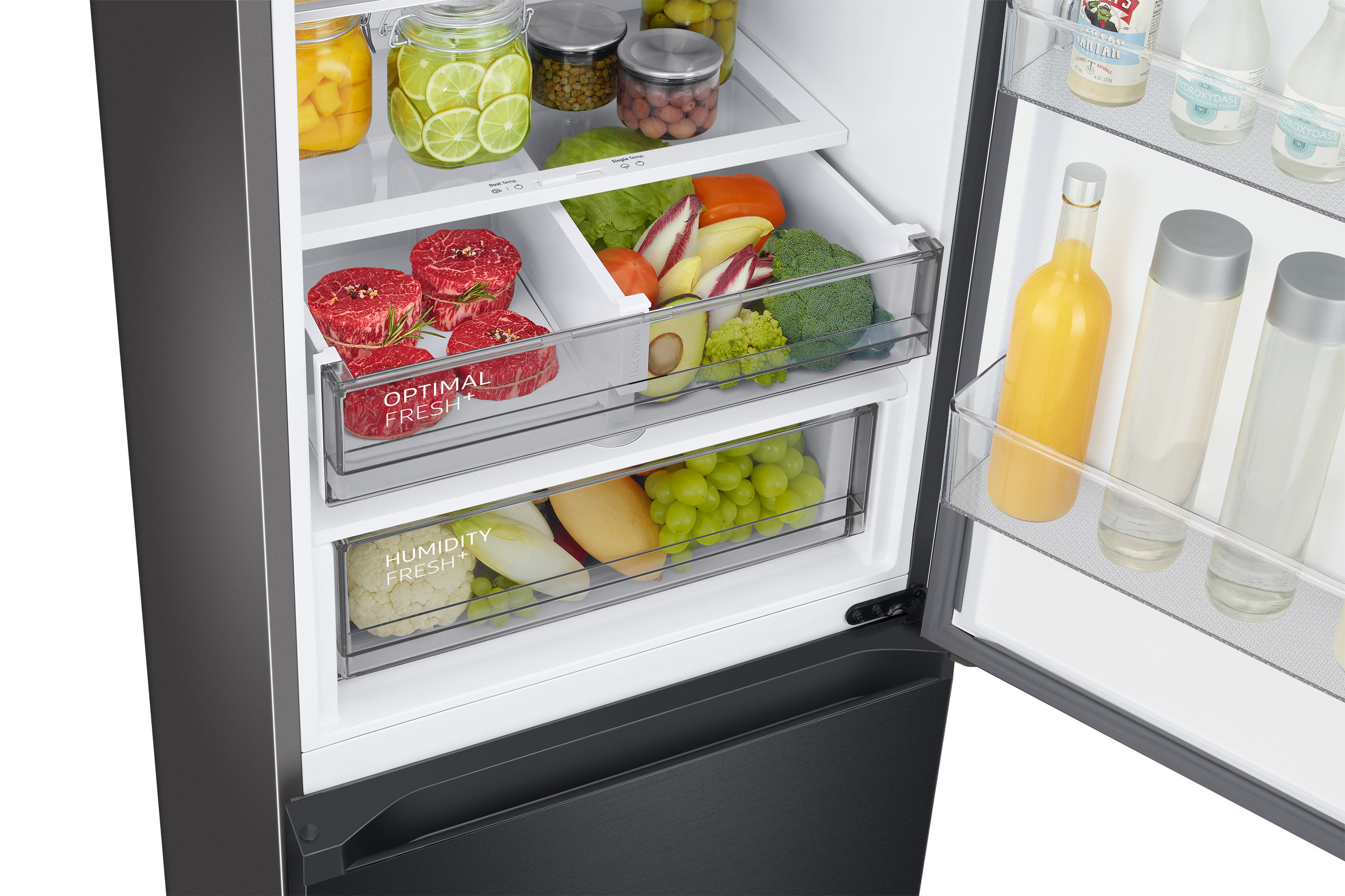 Otwarta lodówka z jedzeniem: mięso, warzywa, owoce i napoje.