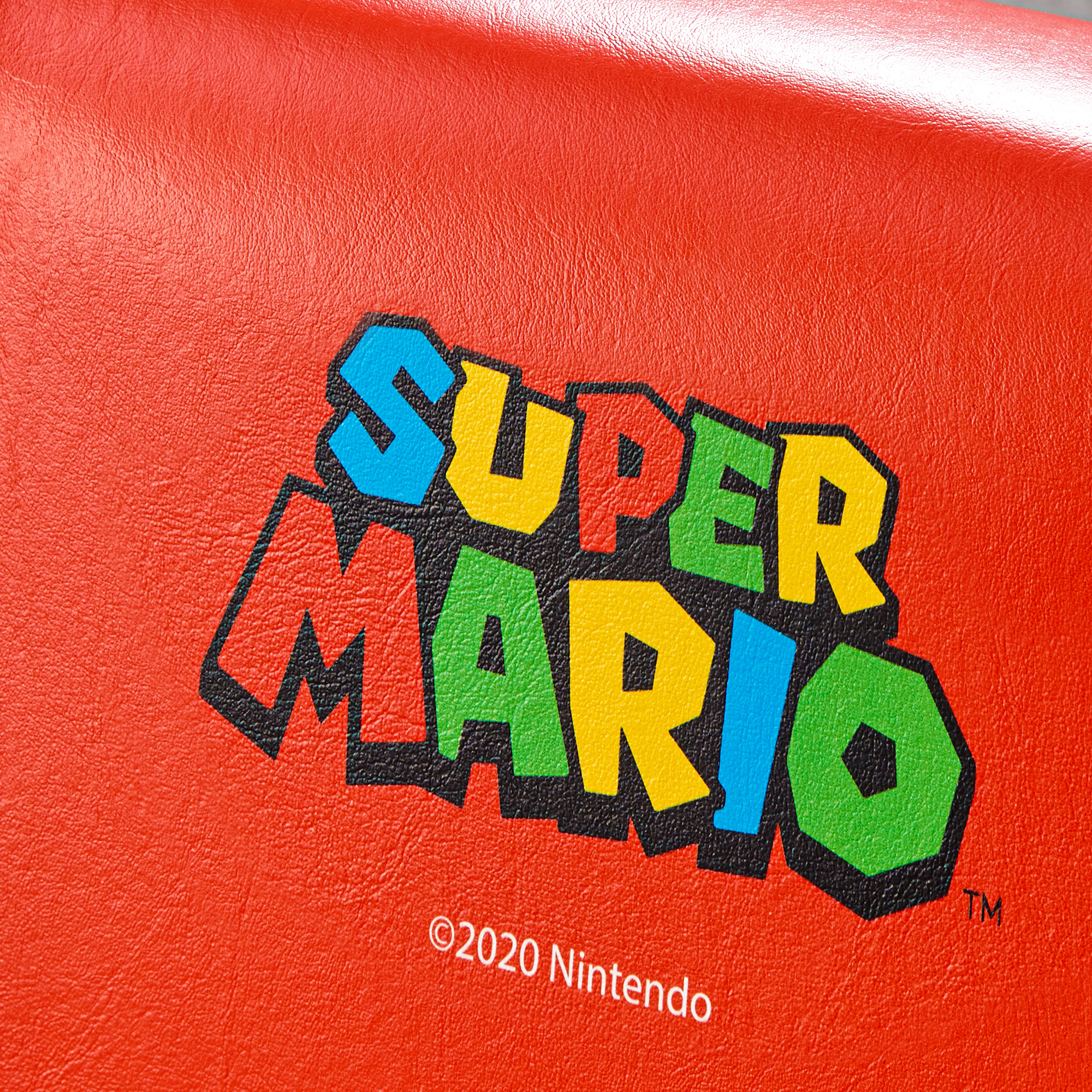 Das Super Mario Logo auf rotem Hintergrund mit Copyright.