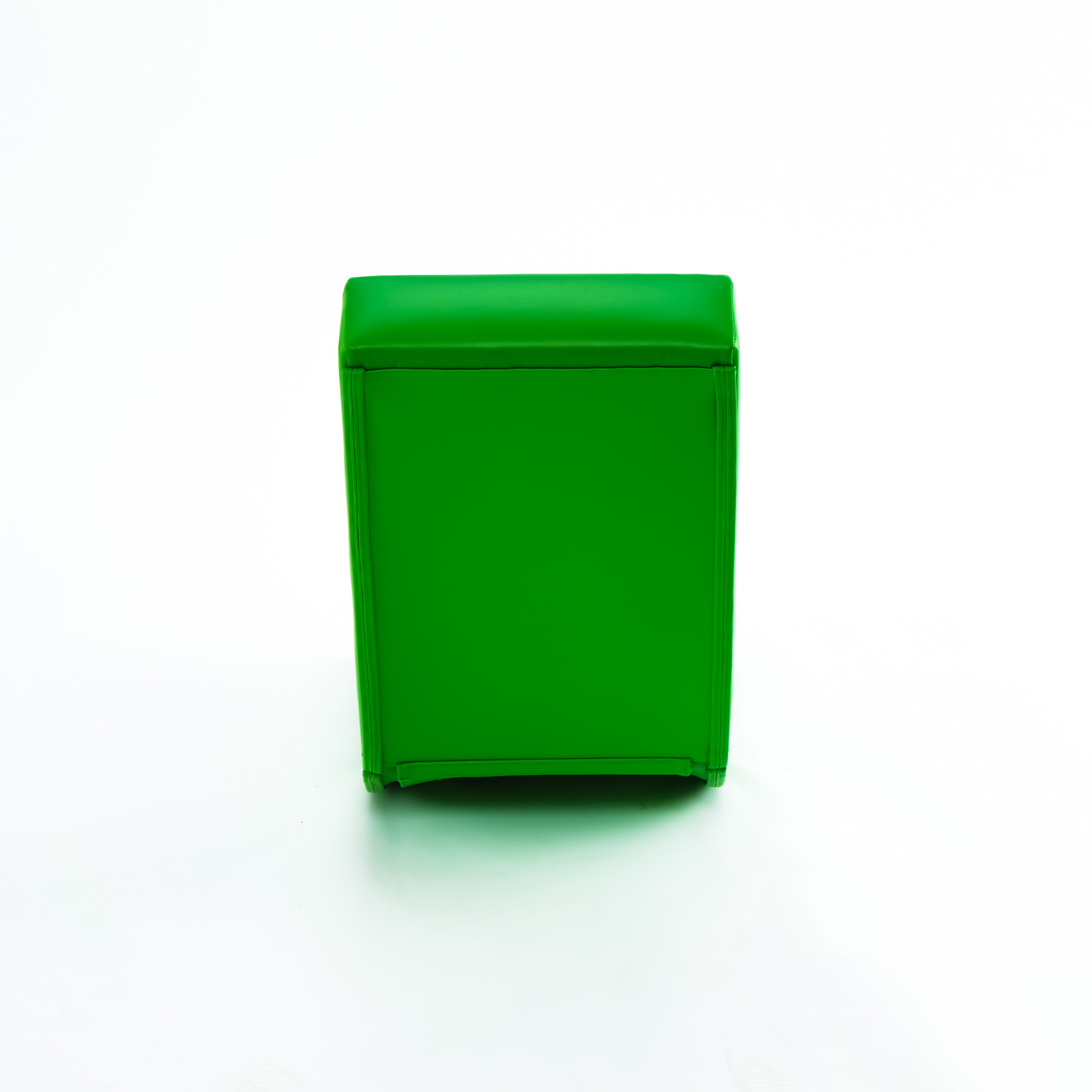 Een felgroene, rechthoekige prullenbak staat op een witte ondergrond.