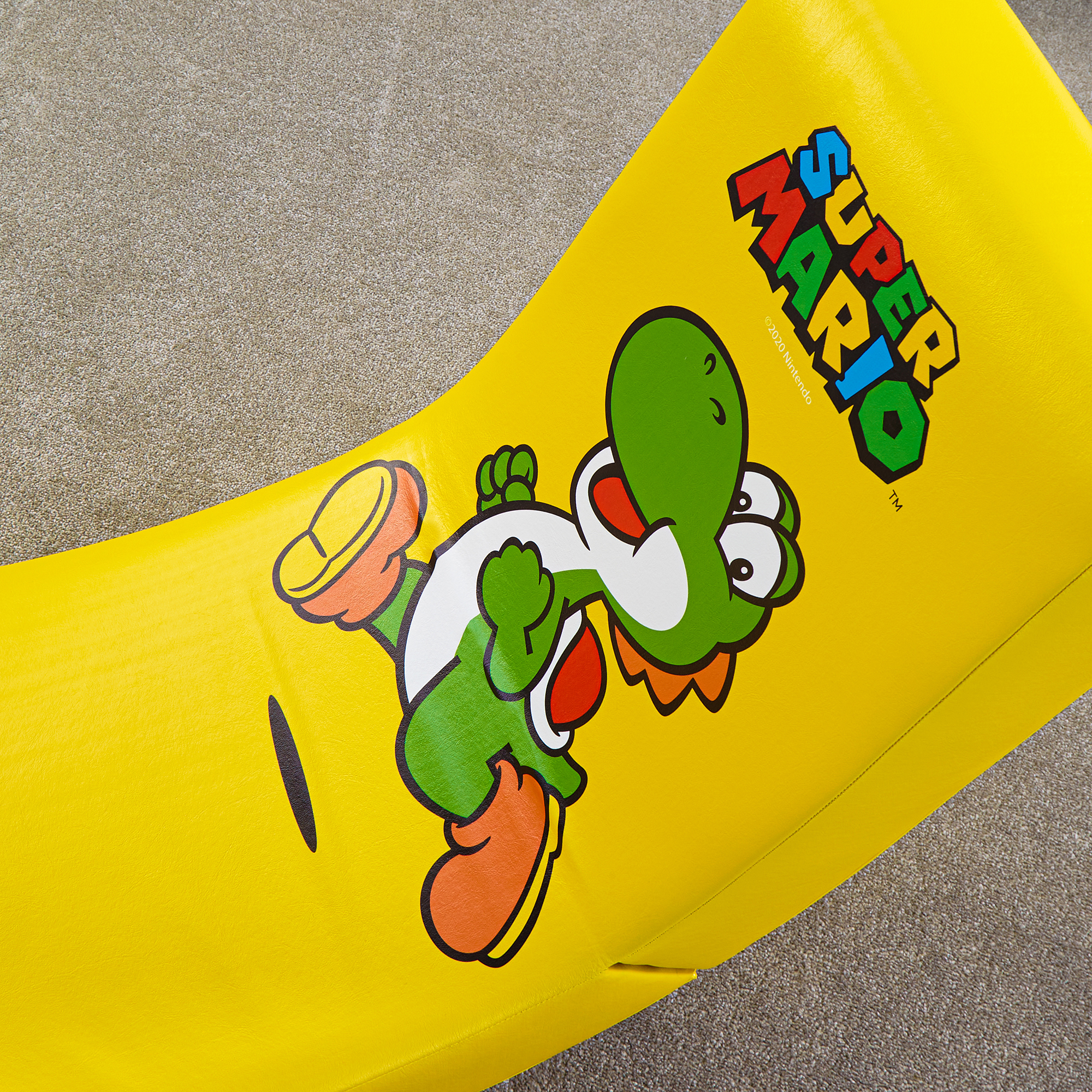 Yoshi en Super Mario logo op een gele ondergrond.
