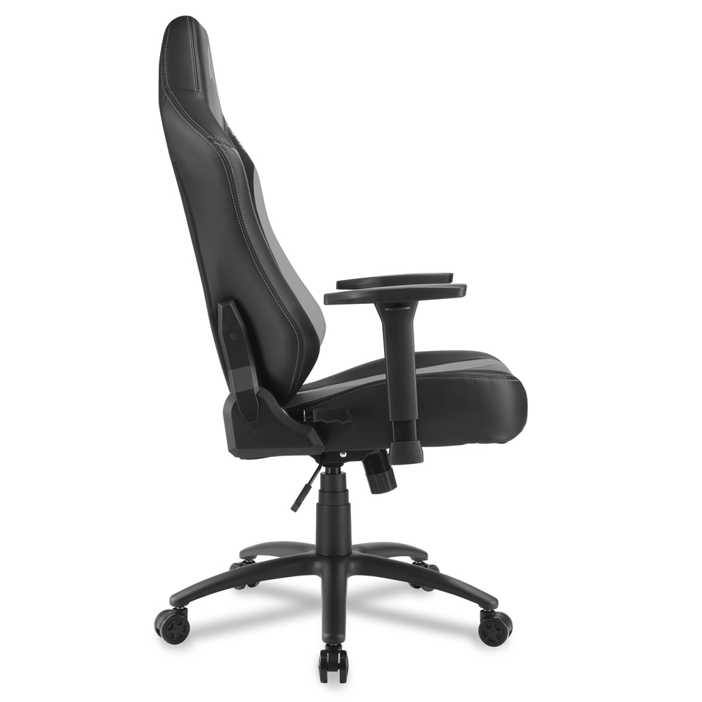Silla gamer negra con reposabrazos y ruedas, vista lateral.