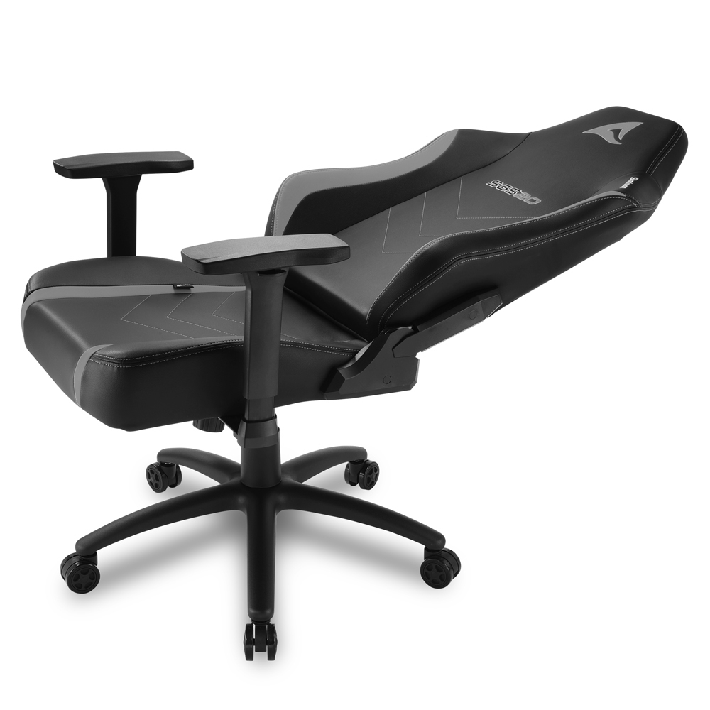 Silla gamer negra con detalles grises y respaldo ajustable sobre ruedas.