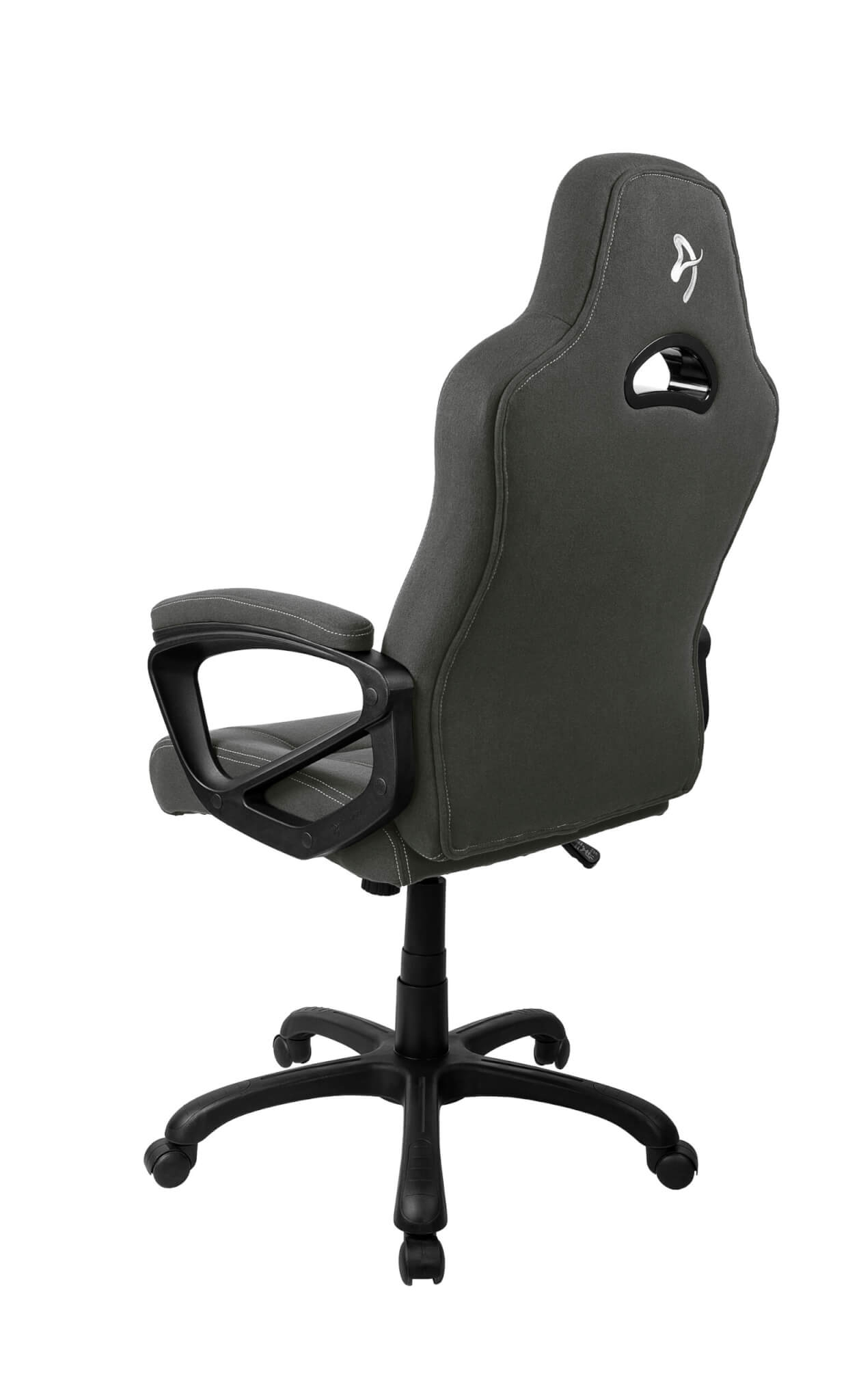 Sedia da ufficio grigio scuro con cuciture bianche e logo argentato sul poggiatesta.