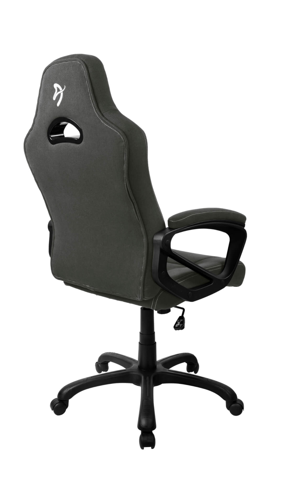 Sedia da gaming grigio scuro con cuciture bianche, logo sul poggiatesta e base nera.