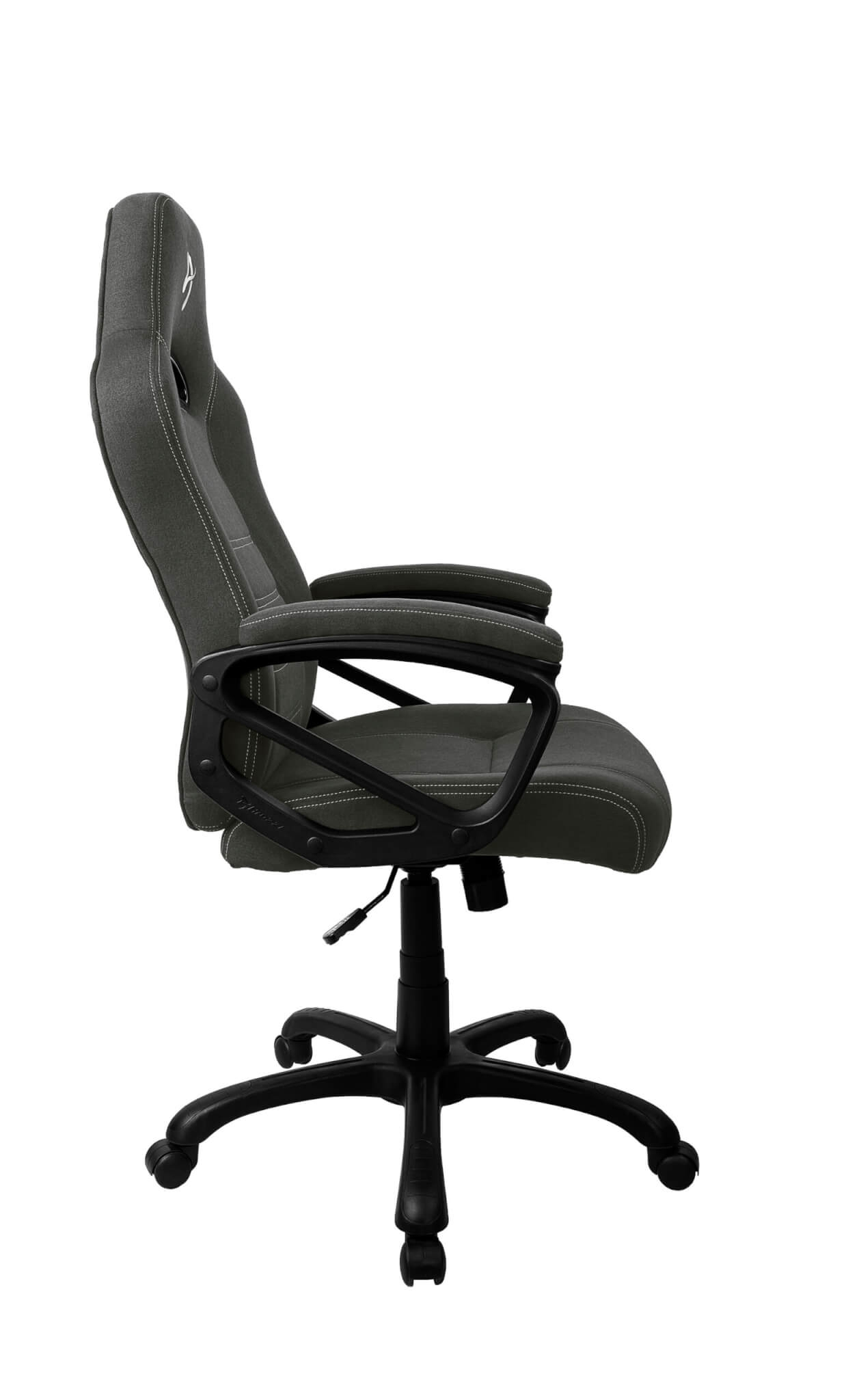 Sedia da gaming grigia con braccioli e ruote nere, su sfondo bianco.