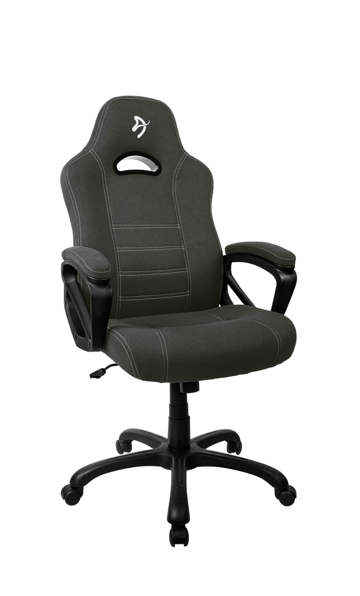 Una sedia da gaming grigio scuro con cuciture bianche e logo sul poggiatesta.