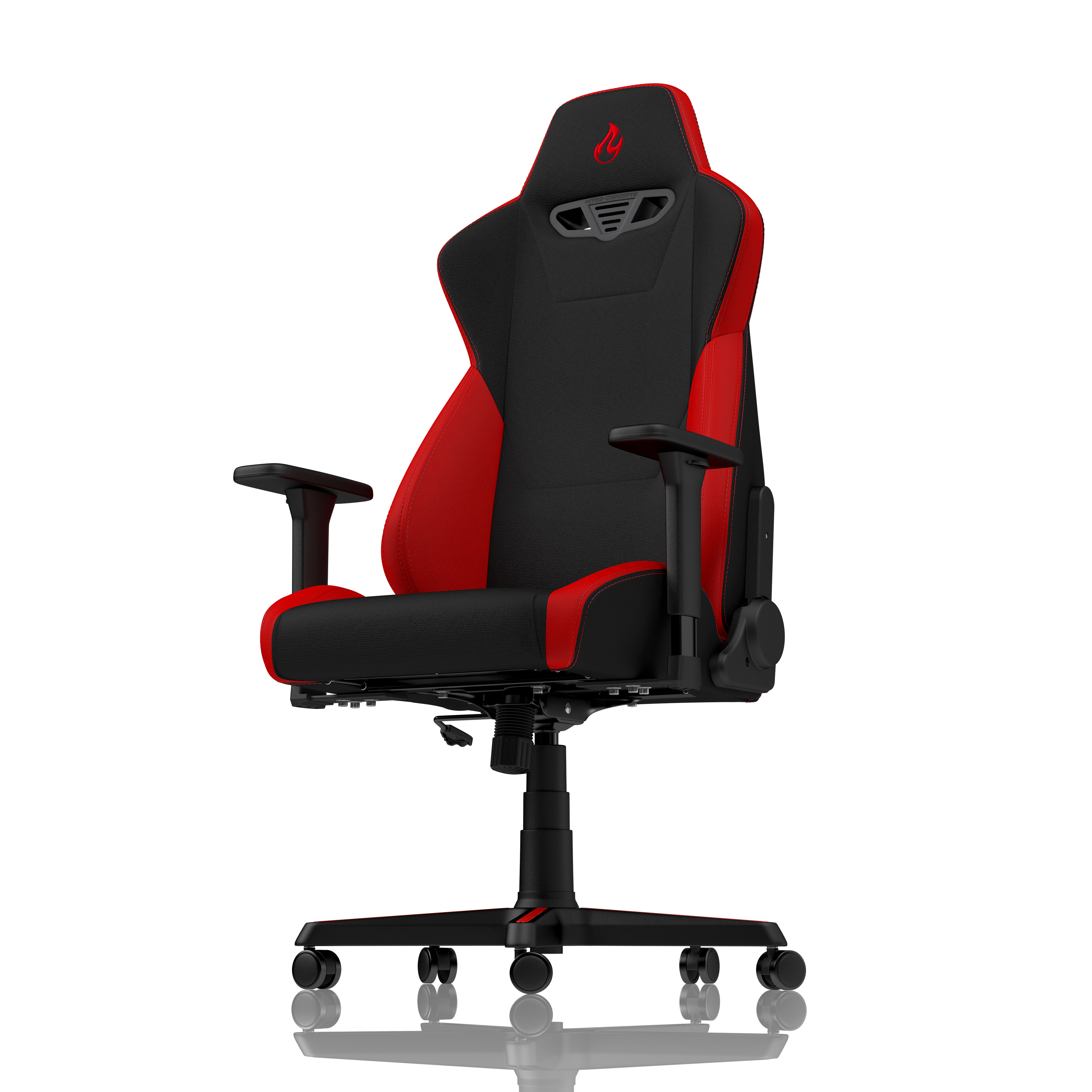 Una sedia da gaming nera con accenti rossi e logo a fiamma.