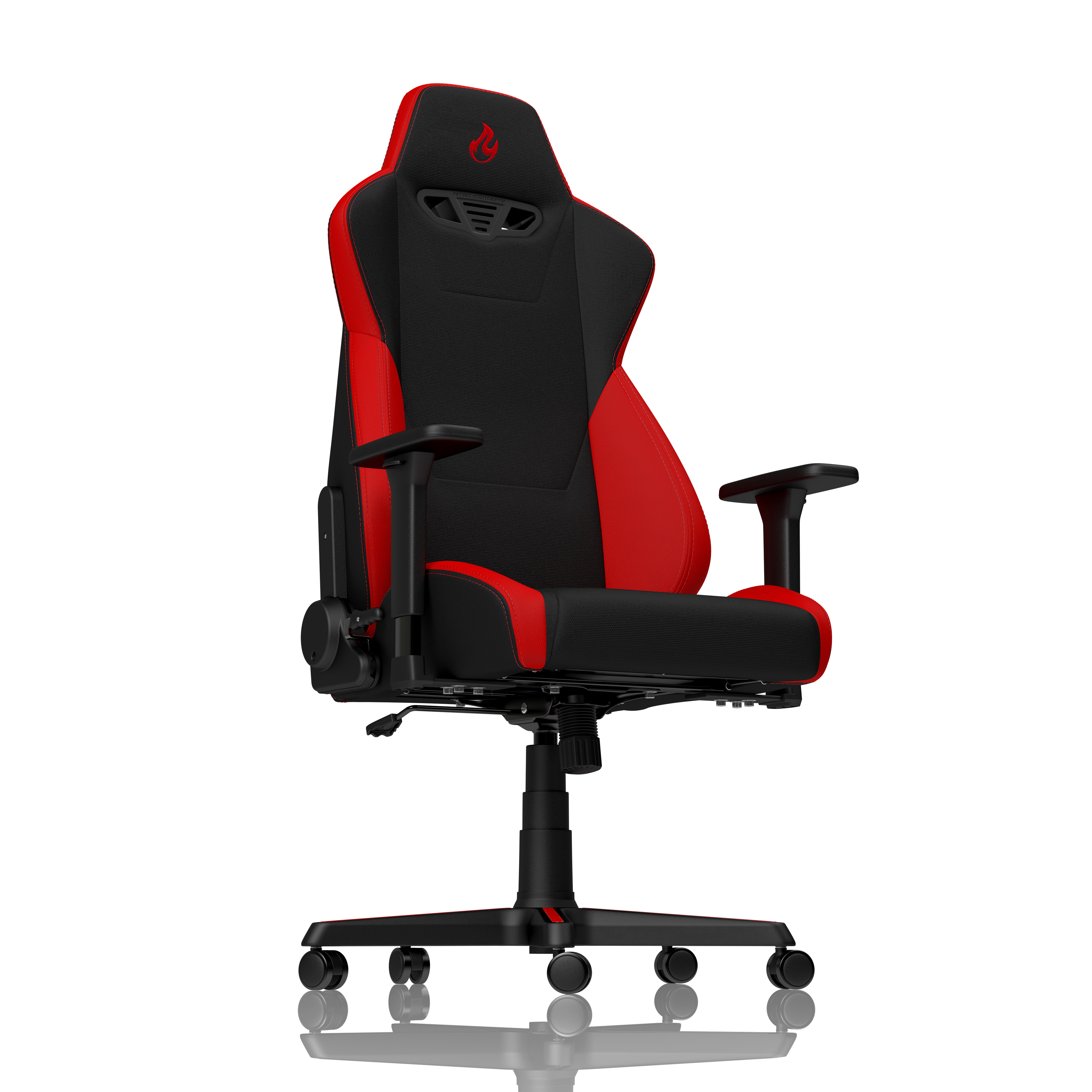 Una sedia da gaming nera e rossa con logo a fiamma sul poggiatesta.
