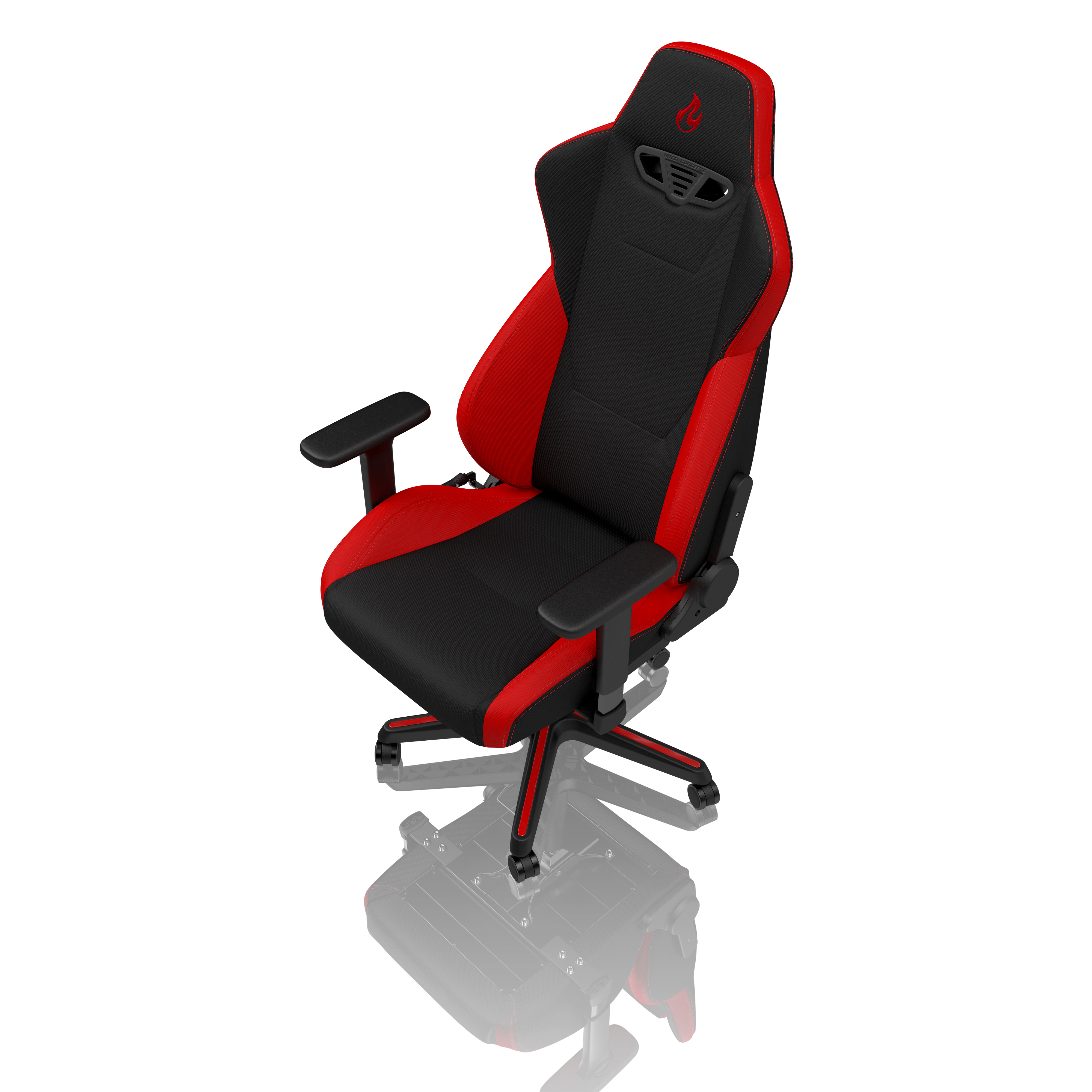 Una sedia da gaming nera con accenti rossi e logo a fiamma. Ha i braccioli.