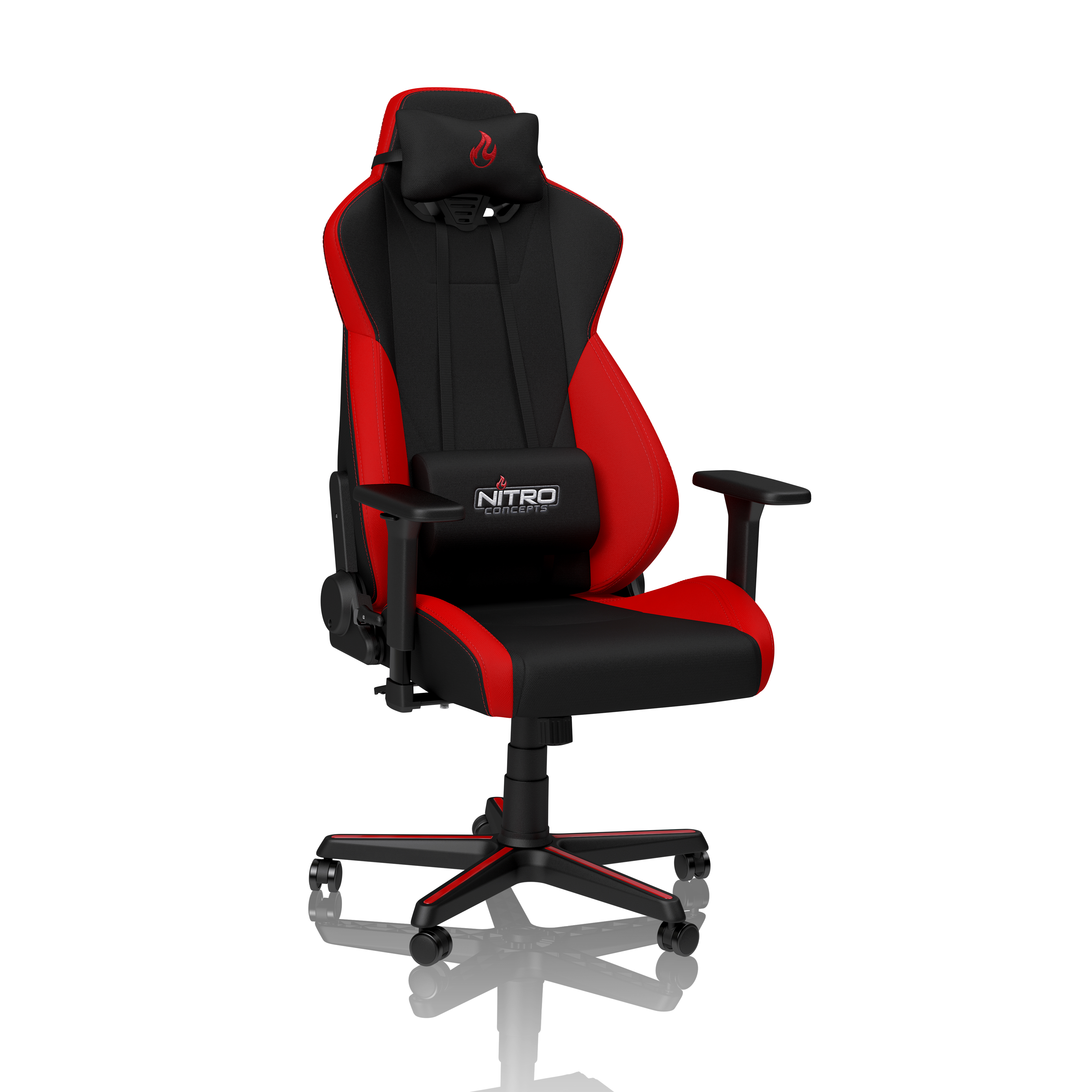 Una sedia da gaming nera e rossa con poggiatesta e cuscino lombare.