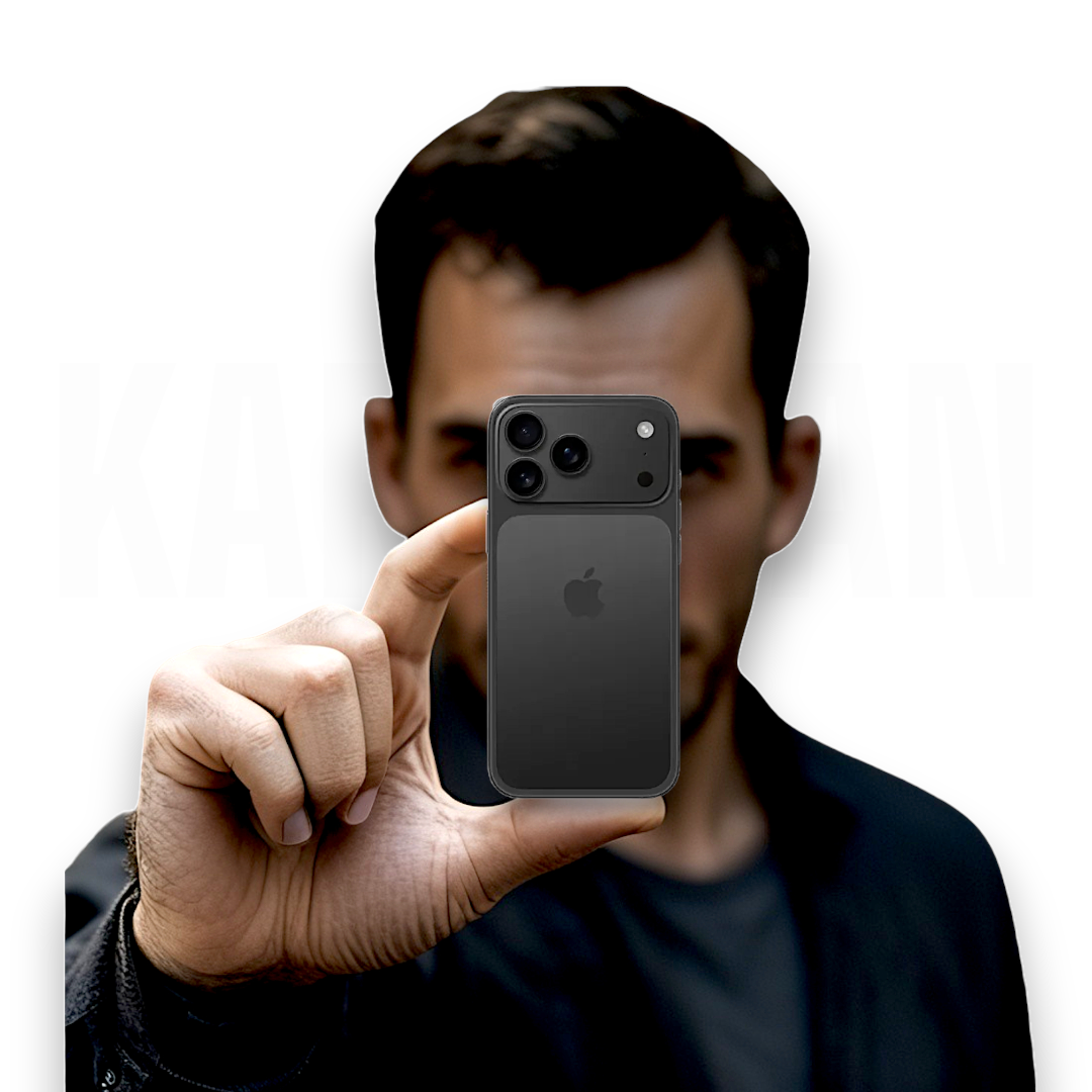 Hombre sostiene un iPhone negro con tres cámaras y logo de Apple.