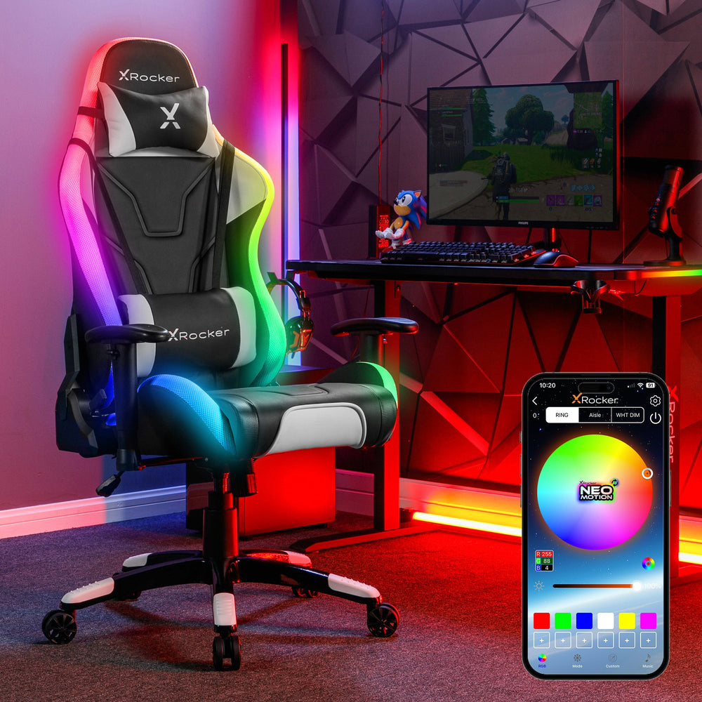 Ein Gaming-Stuhl mit RGB-Beleuchtung neben einem Schreibtisch mit einem Monitor.
