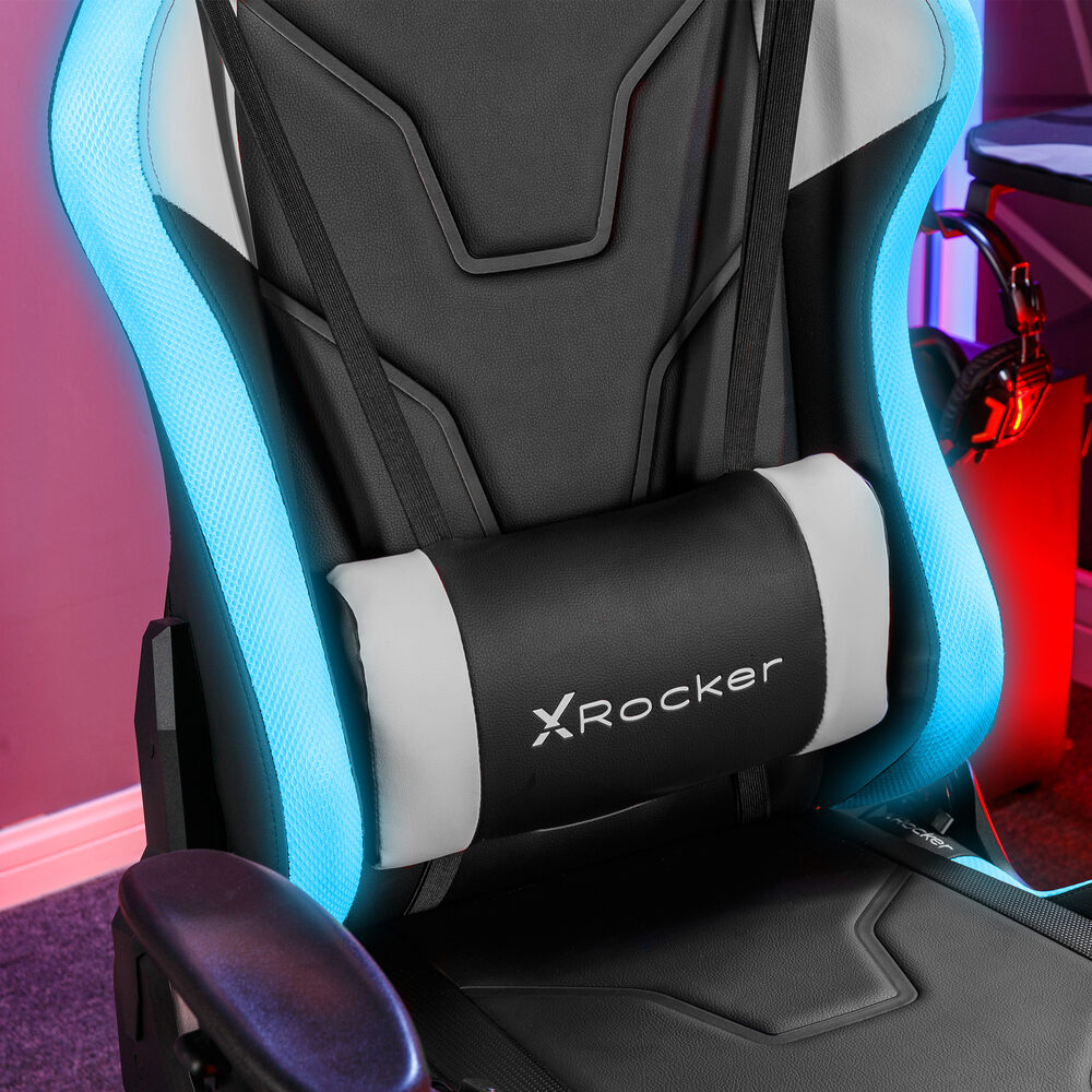 Schwarzer Gaming-Stuhl mit blauen LED-Akzenten und einem Lendenkissen mit Logo.