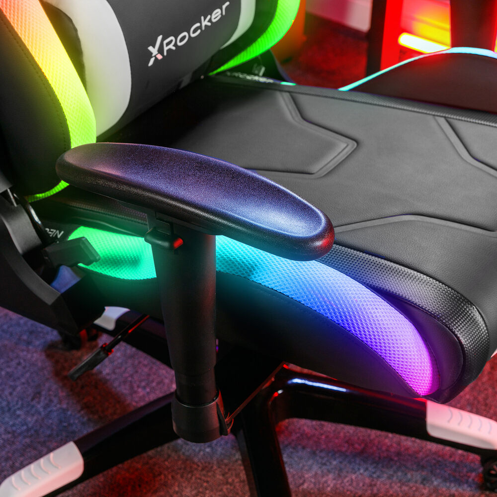 Ein schwarzer Gaming-Stuhl mit RGB-Beleuchtung an den Seiten und Armlehnen.