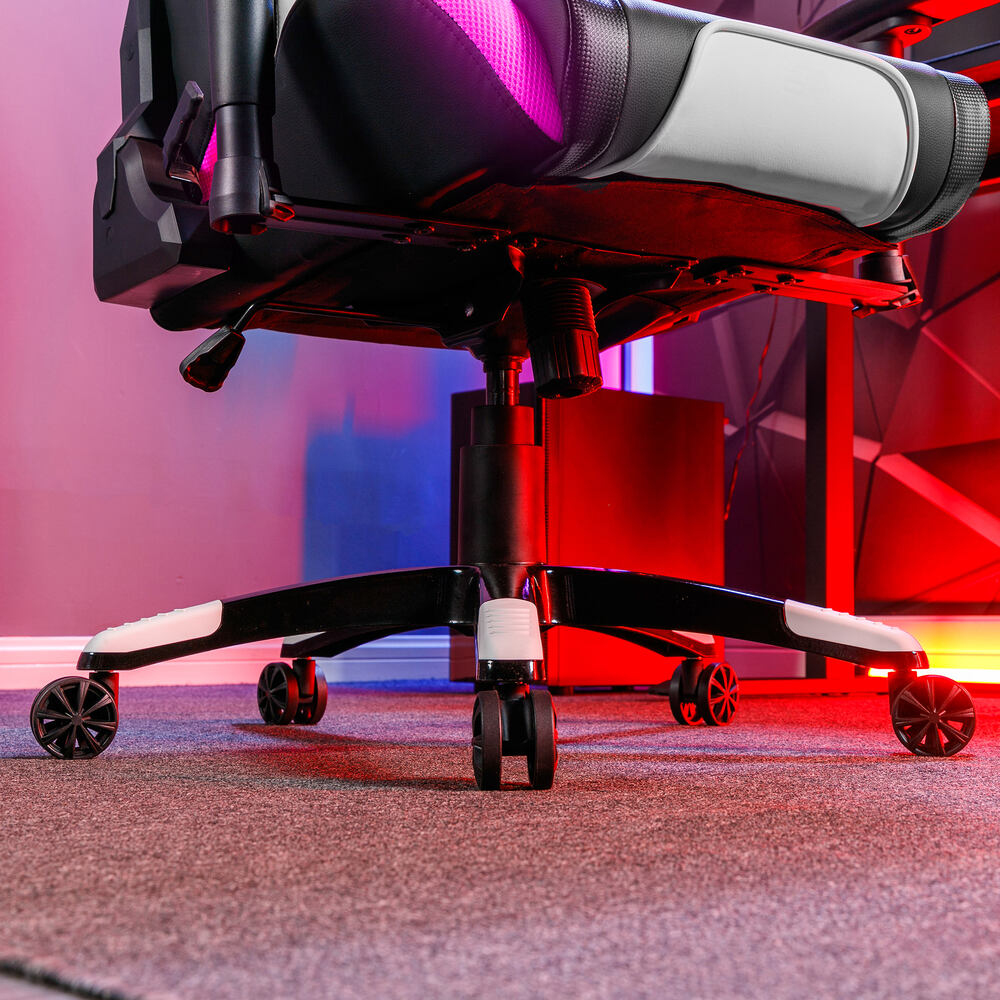 Bodenansicht eines Gaming-Stuhls mit schwarzem Fußkreuz und Rollen, beleuchtet mit rotem und blauem Licht.