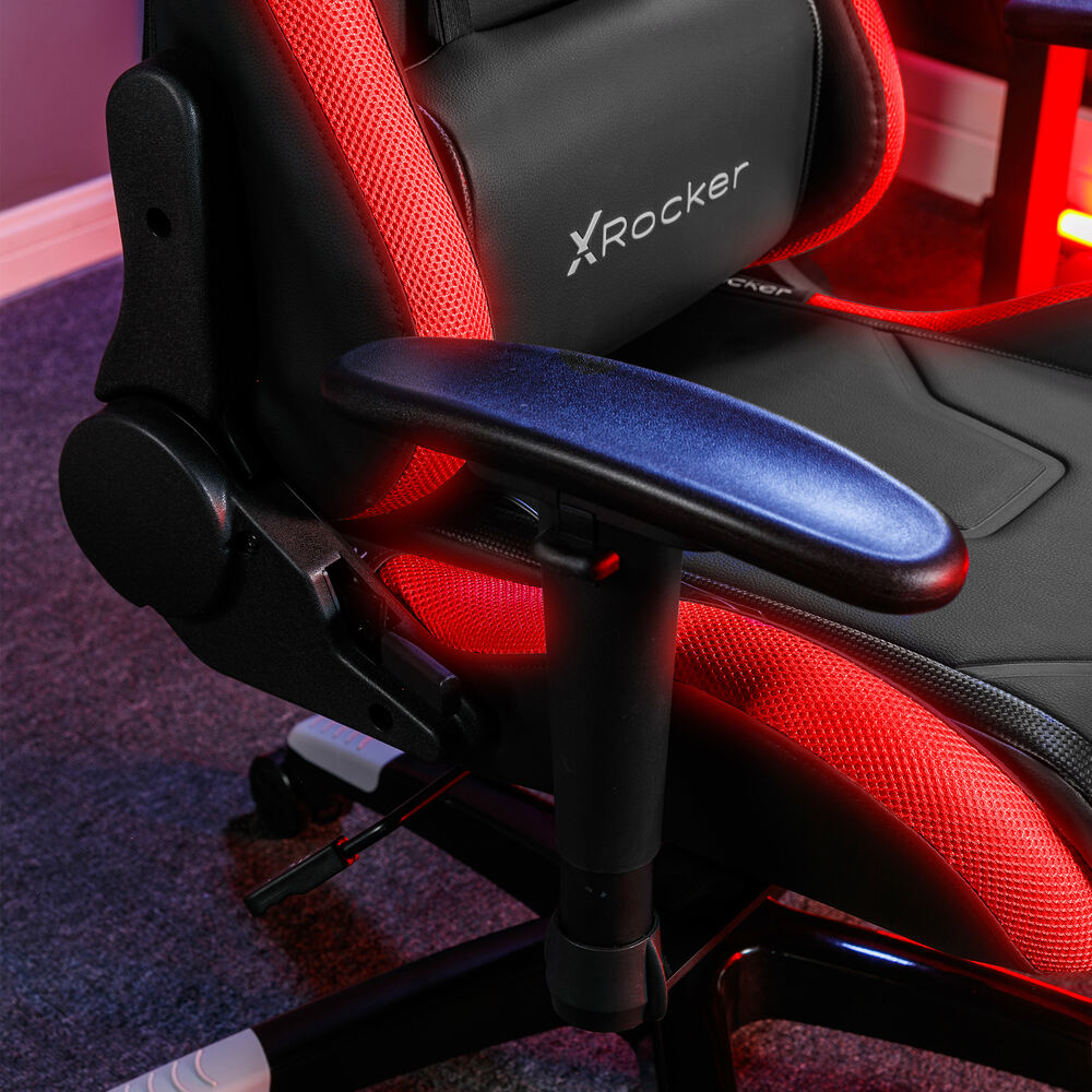 Ein schwarzer Gaming-Stuhl mit roten Akzenten und "XRock"-Logo.