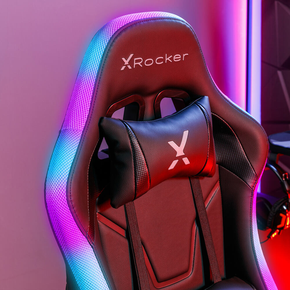 Ein schwarzer Gaming-Stuhl mit leuchtenden blauen und rosa Lichtern. Mit Kopfstütze.
