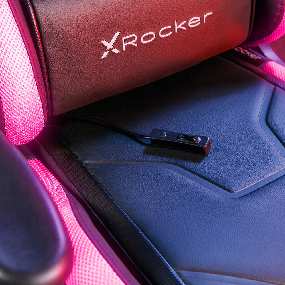 Ein Gaming-Stuhl mit X-Rocker-Logo, blauer Polsterung und pinker LED-Beleuchtung.