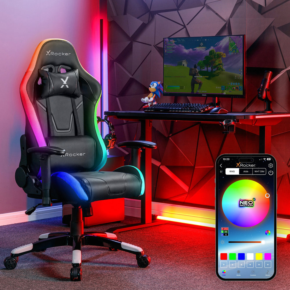 Schwarzer Gaming-Stuhl mit RGB-Beleuchtung, Schreibtisch, Monitor und Handy-App.