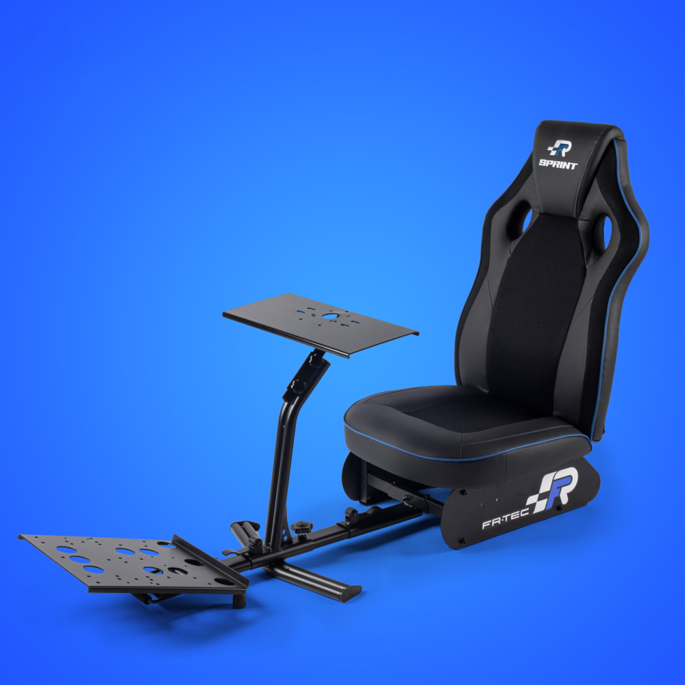 Silla negra de simulador de carreras con detalles azules y reposapiés ajustables.