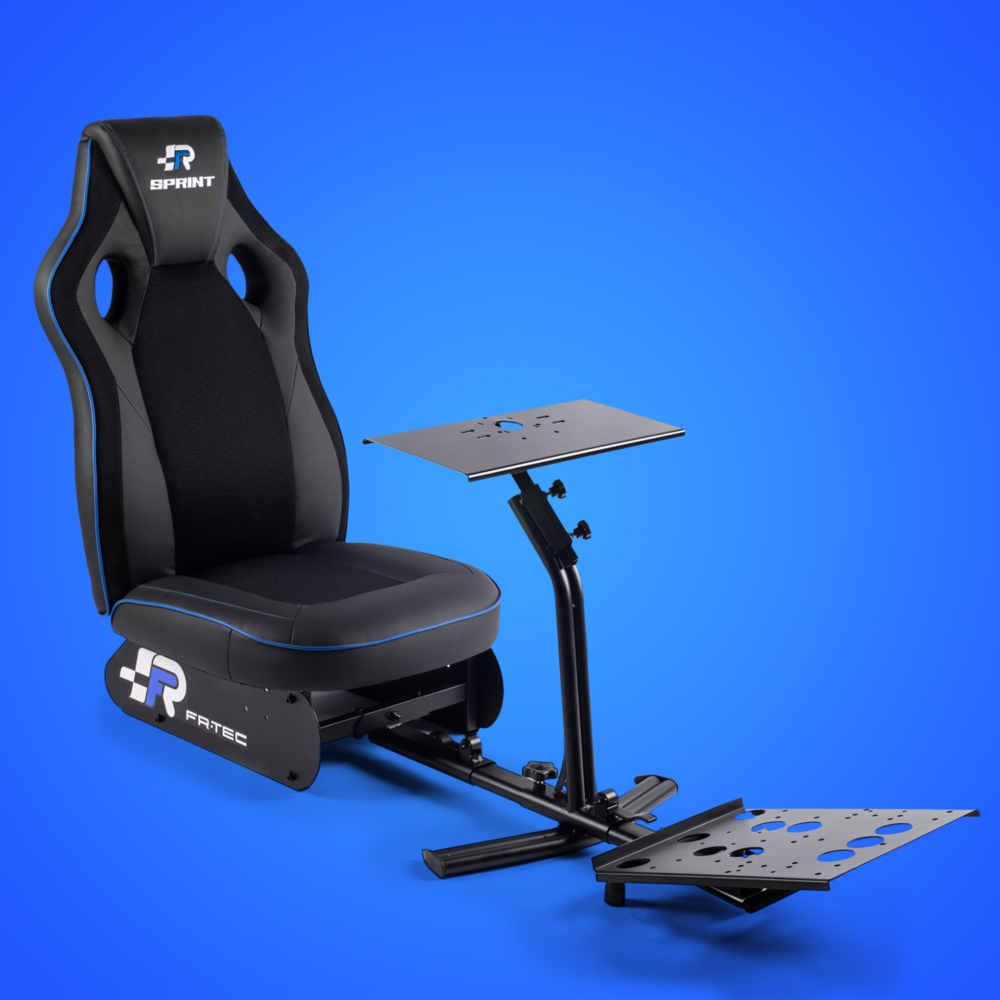 Asiento de simulador de carreras negro con ribete azul y soporte para volante y pedales.