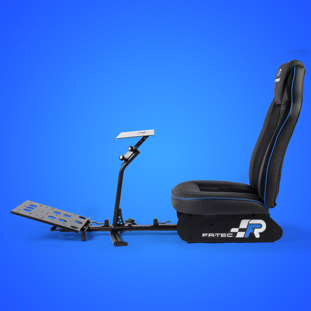 Silla negra de simulador de carreras con soporte ajustable y soporte para pedales.