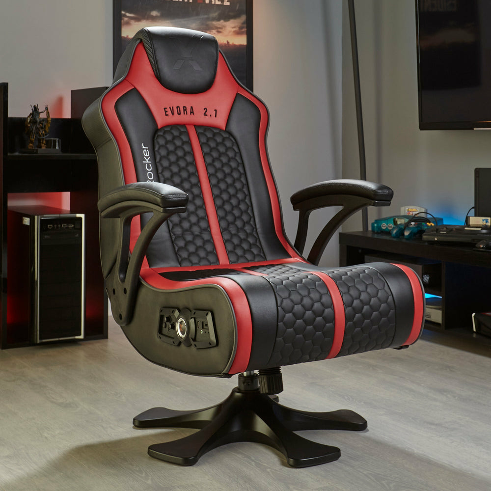 Ein schwarzer und roter Gaming-Stuhl mit "EVORA 2.1"-Logo, auf einem Holzboden stehend.